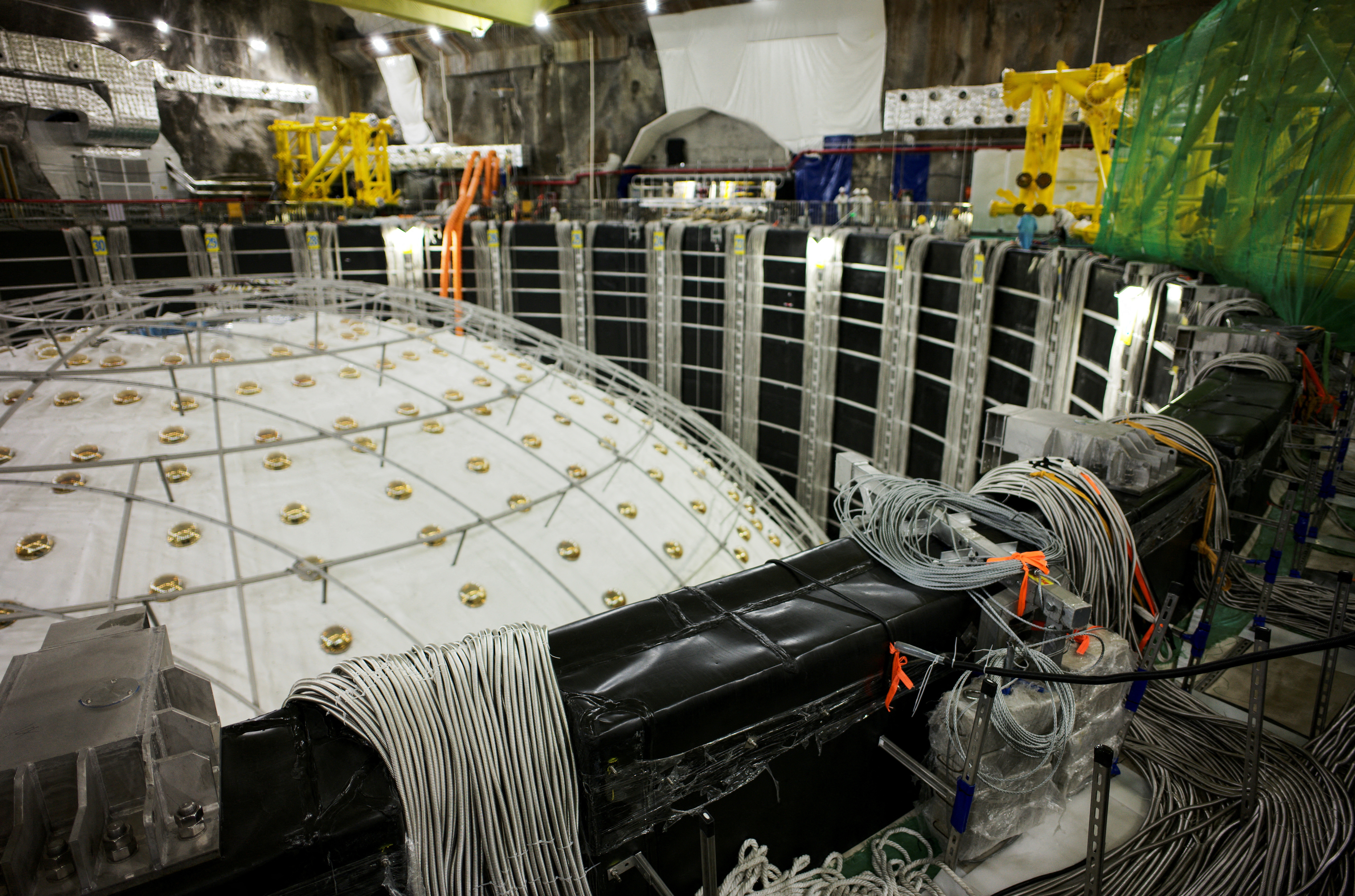neutrino ＜echo＞PROJECT Underground detector in China gains insights on ghostly neutrinos