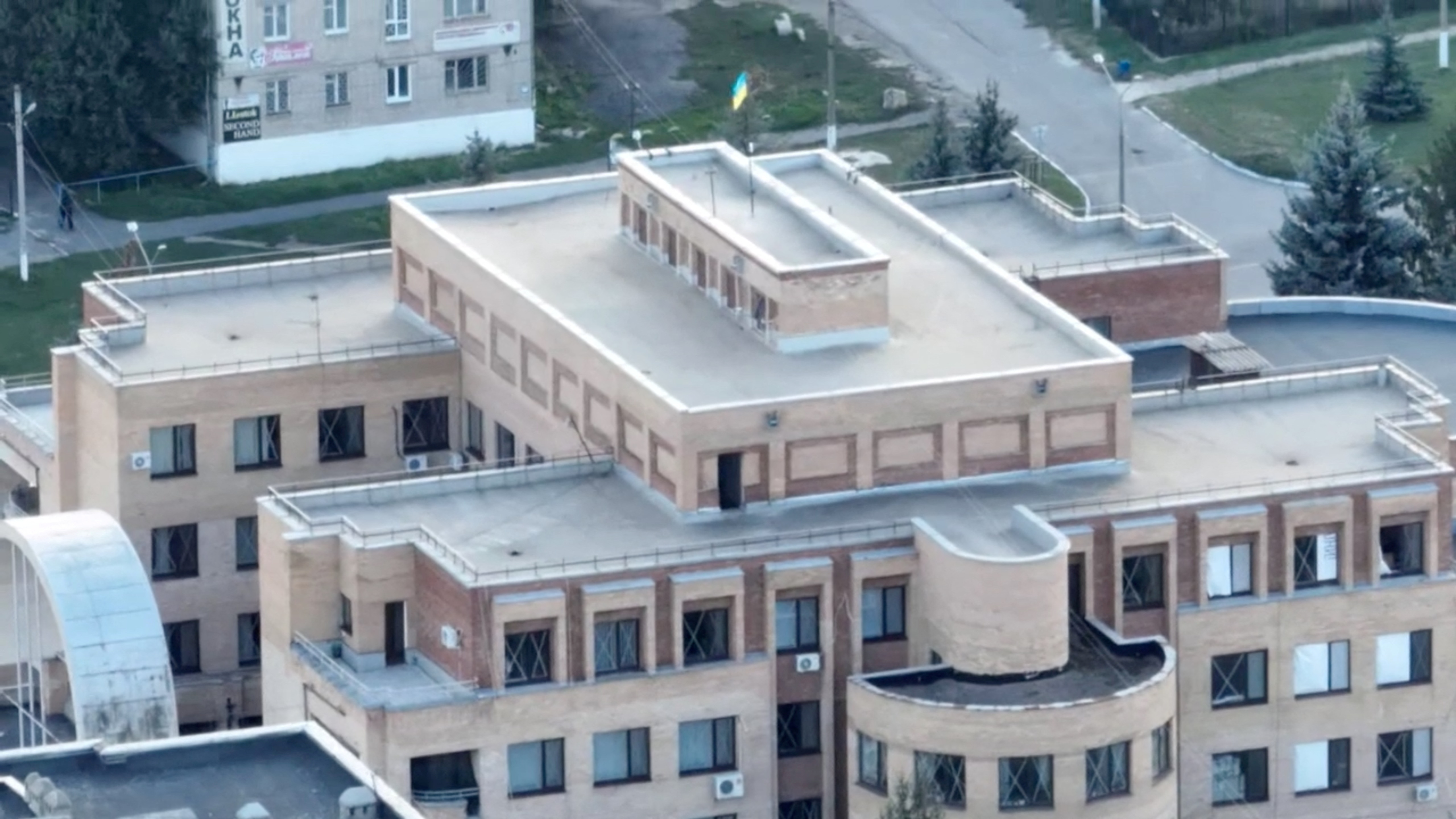 Drone footage shows the Ukrainian flag on the City Council building in Balakliia