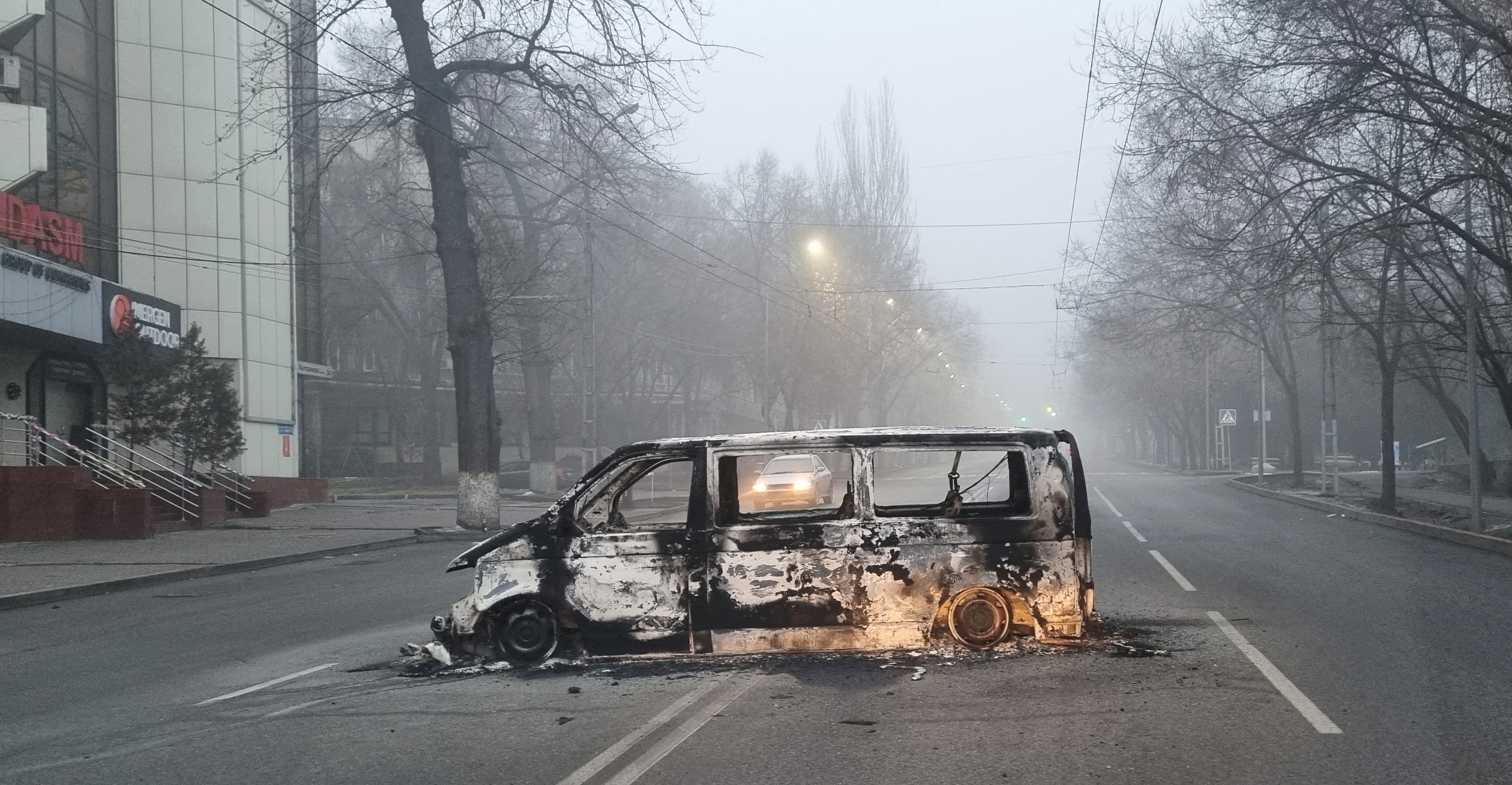 Một chiếc xe bị đốt cháy trong cuộc biểu tình do tăng giá nhiên liệu được nhìn thấy trên một con đường ở Almaty, Kazakhstan ngày 6 tháng 1 năm 2022. REUTERS / Pavel Mikheyev