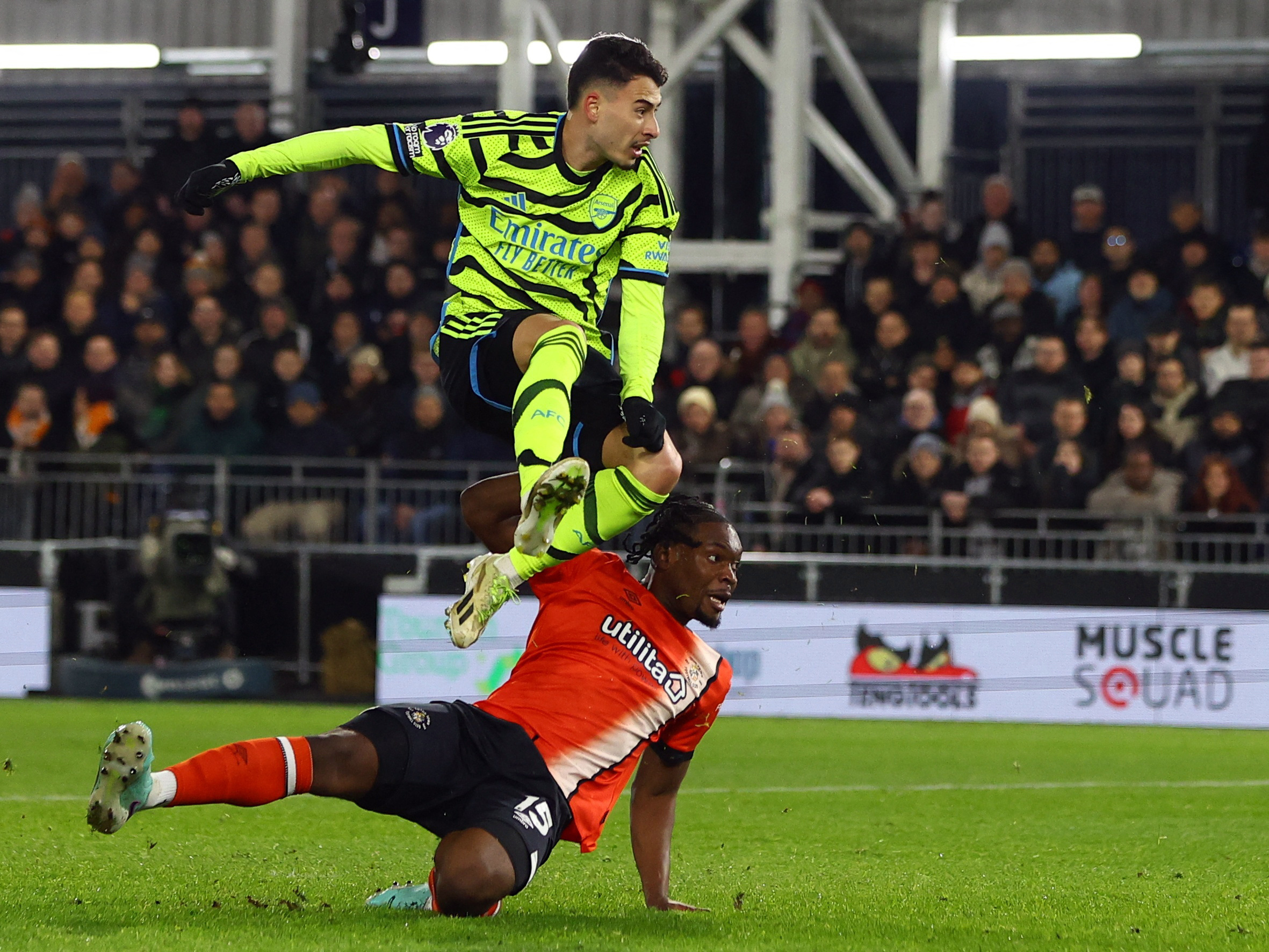 Arsenal marca no fim e vence Luton Town em jogo de sete gols pela