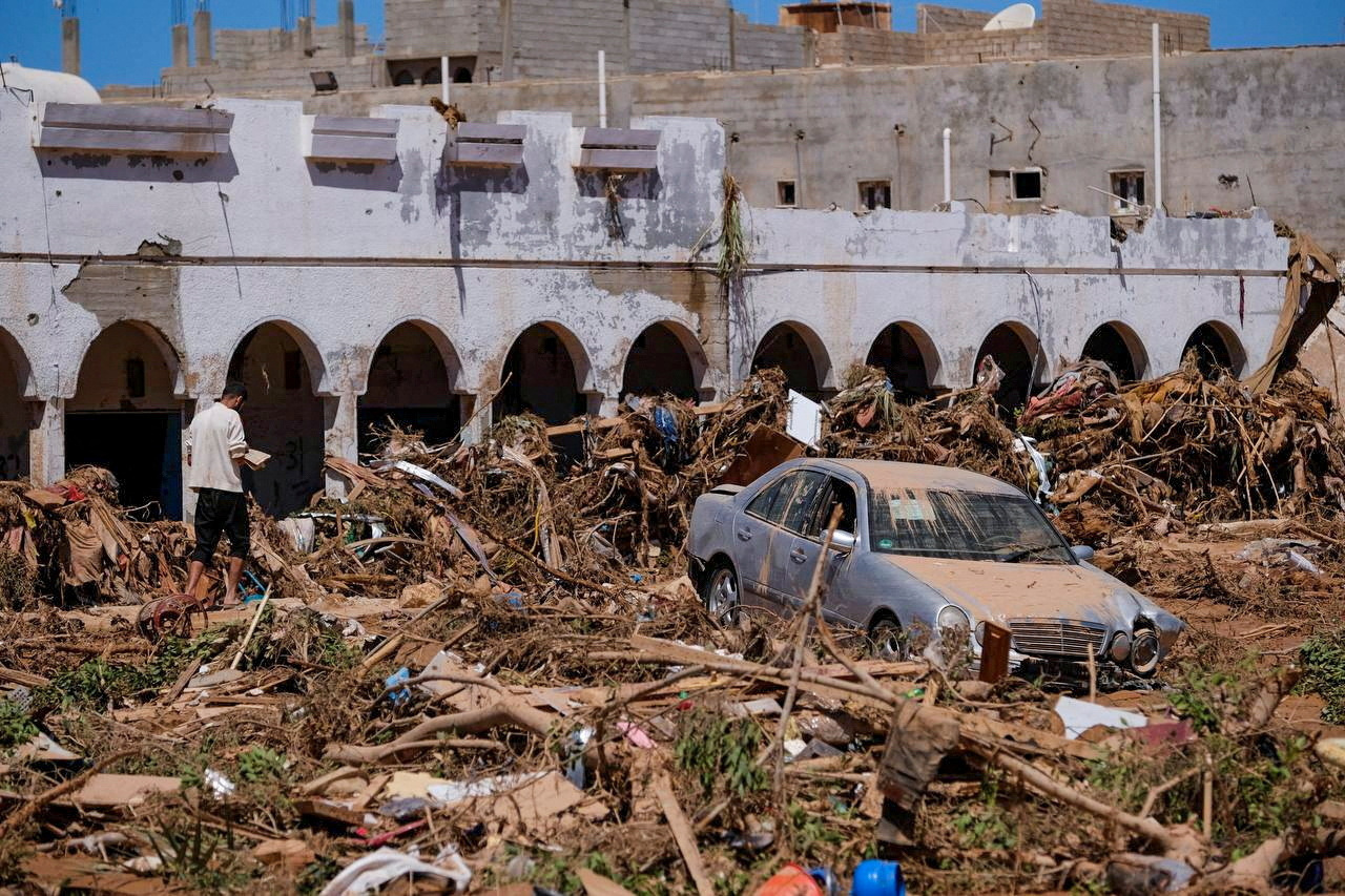 リビア大洪水、救助活動が難航　死者2万人の恐れも