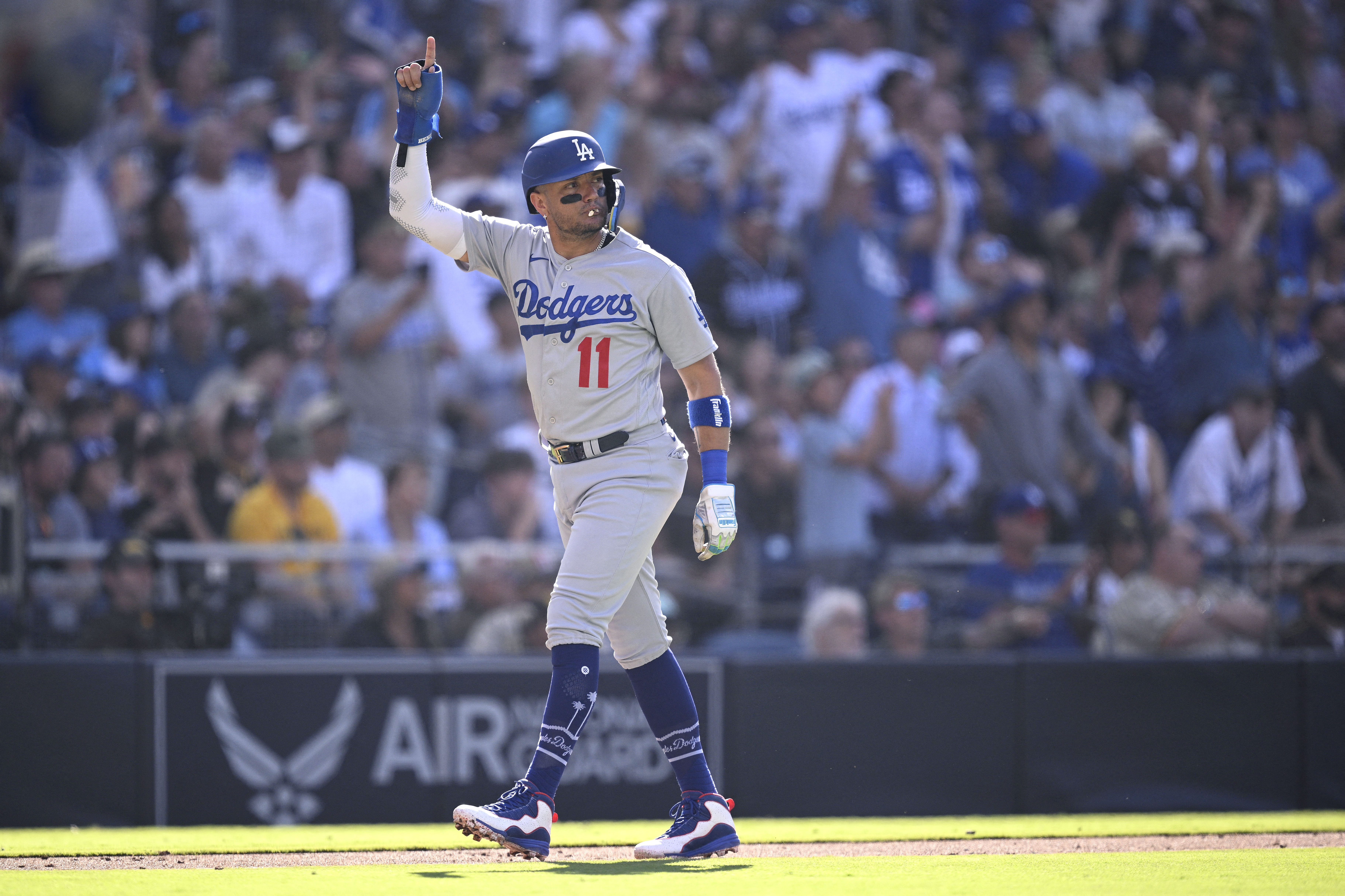 Freeman, Rosario and Betts homer to back Lynn in the Dodgers' 8-2