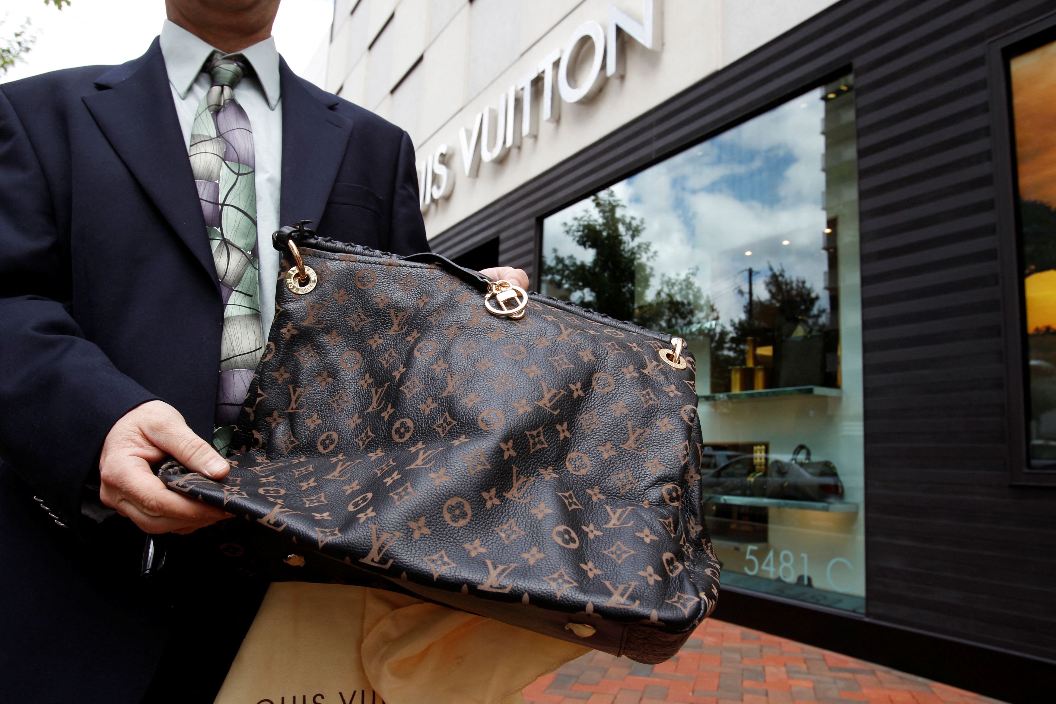 composiet Anesthesie Glad Facebook, Instagram are hot spots for fake Louis Vuitton, Gucci and Chanel  | Reuters