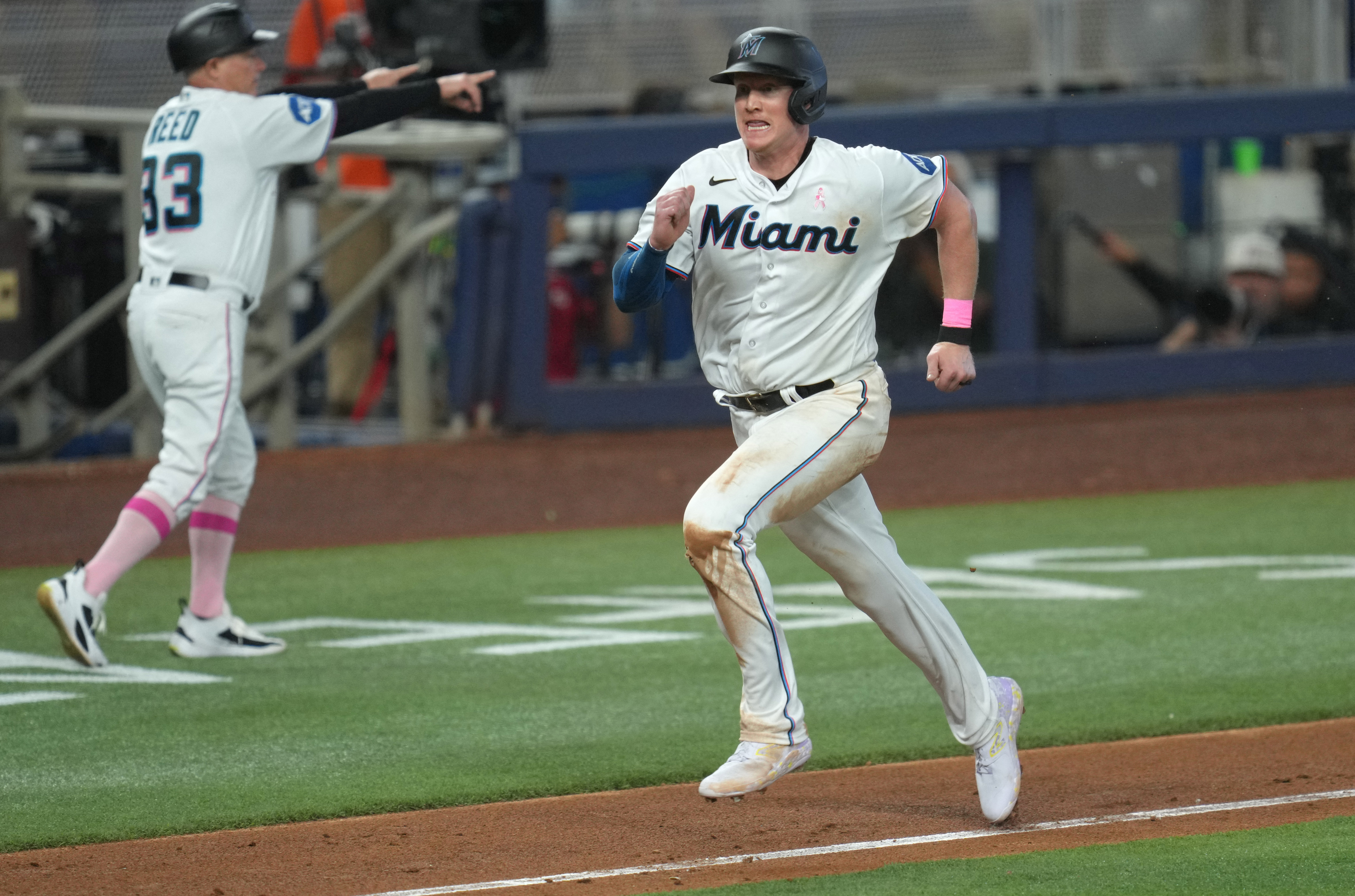 Garrett Cooper helps Marlins subdue Reds