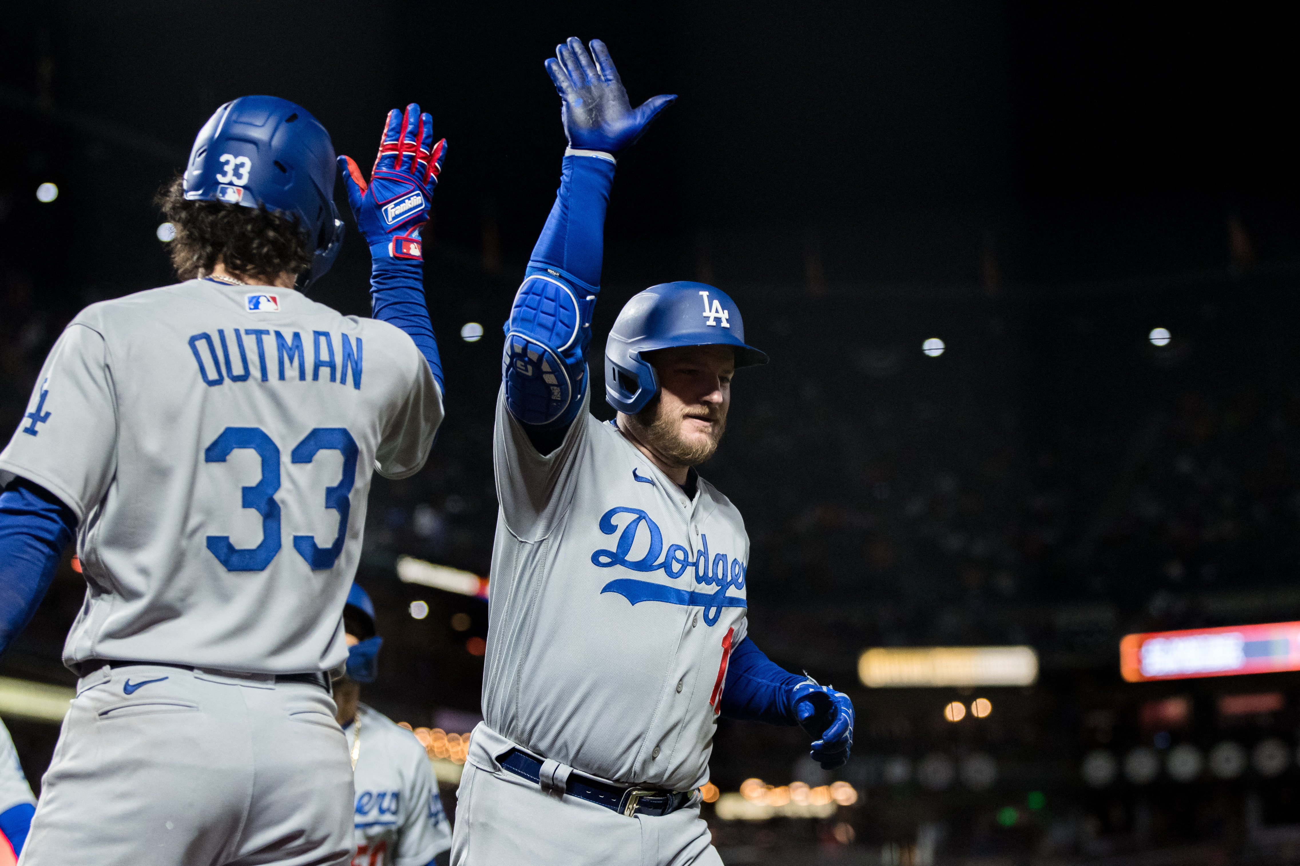 Max Muncy belts 2 homers as Dodgers rally past Giants