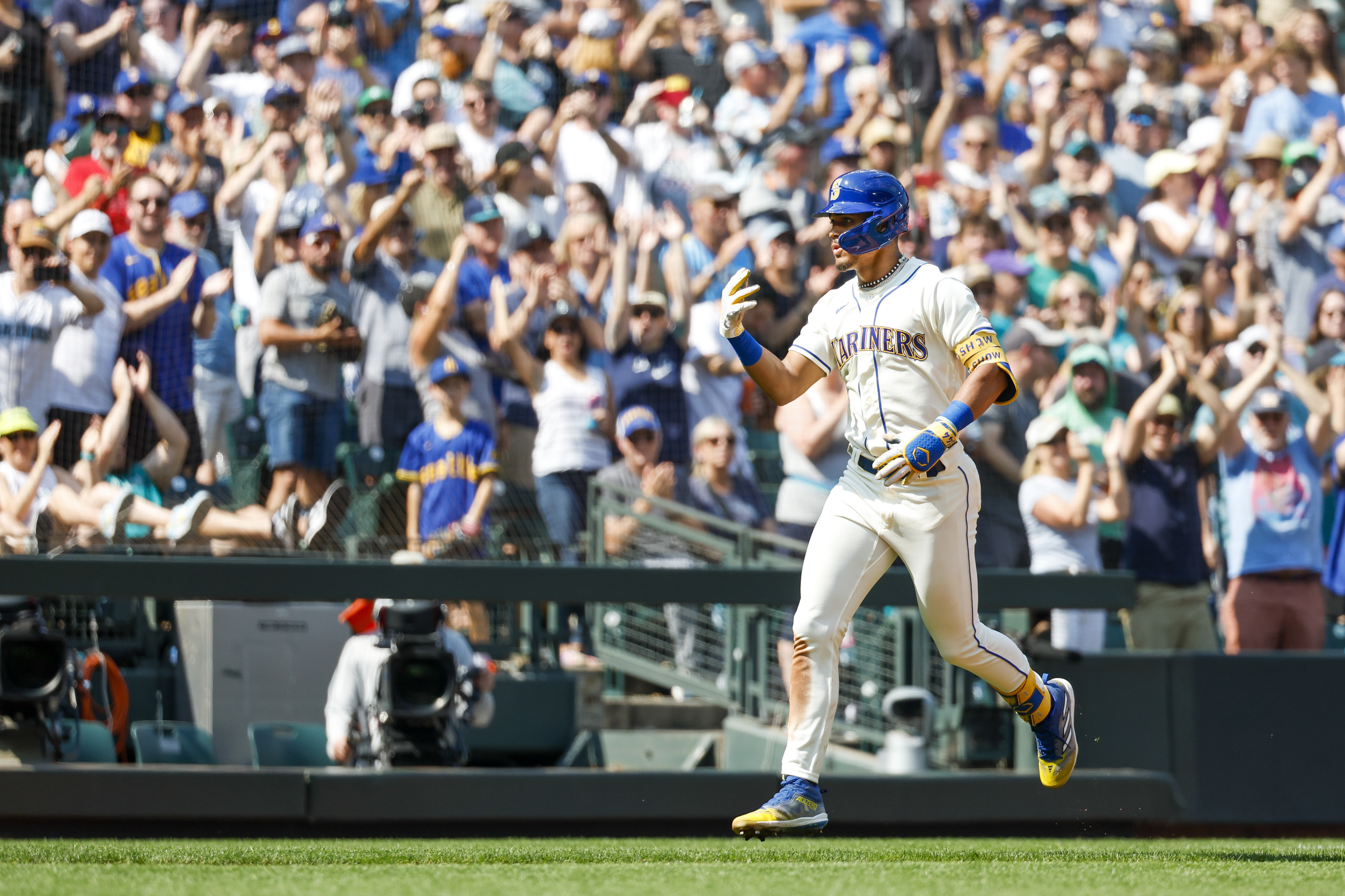 MLB roundup: Mariners blast 7 homers in 15-2 rout of Royals