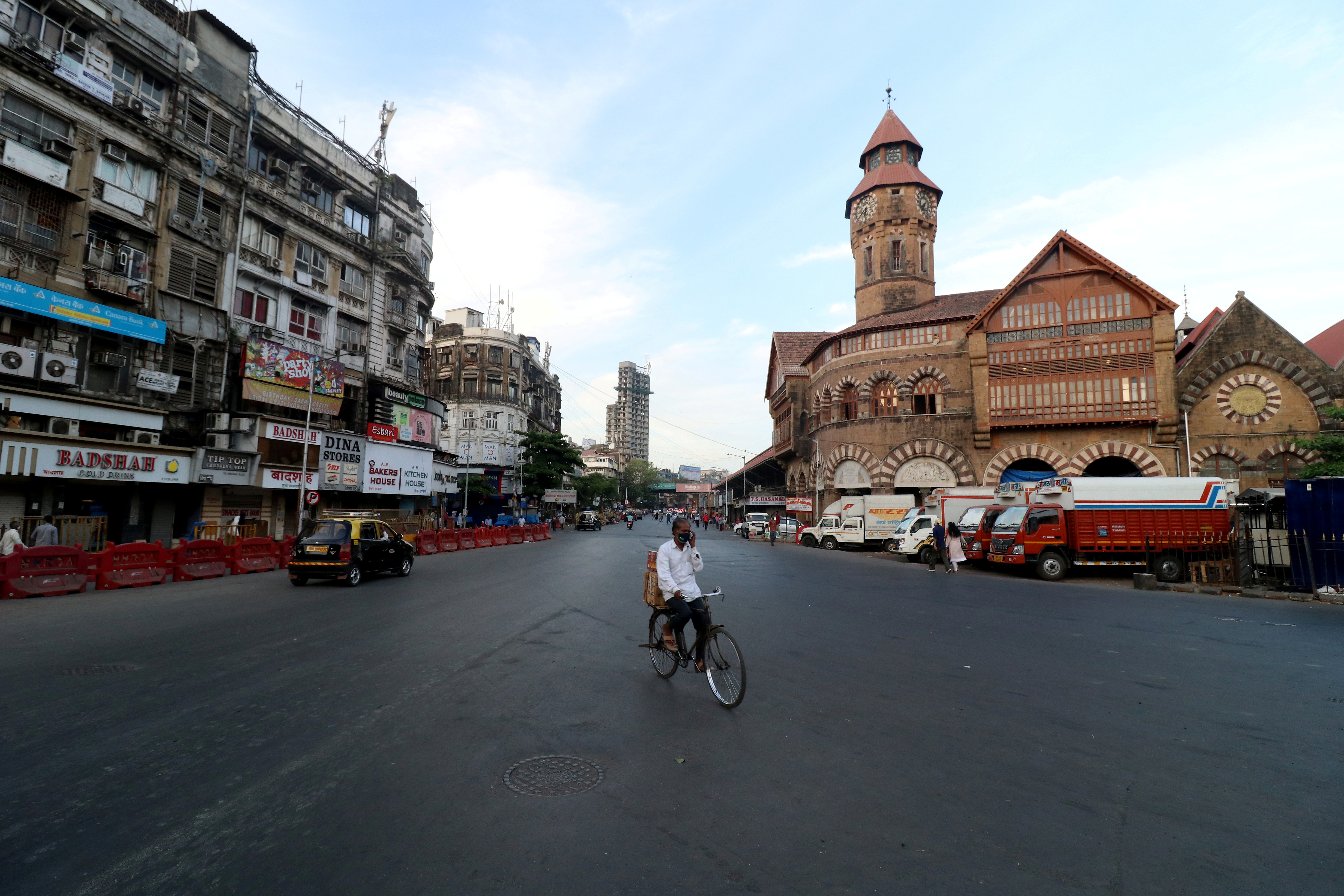 A man rides his bicycle during a lockdown to limit the spread of the coronavirus disease (COVID-19) in Mumbai, India, April 23, 2021. REUTERS/Niharika Kulkarni