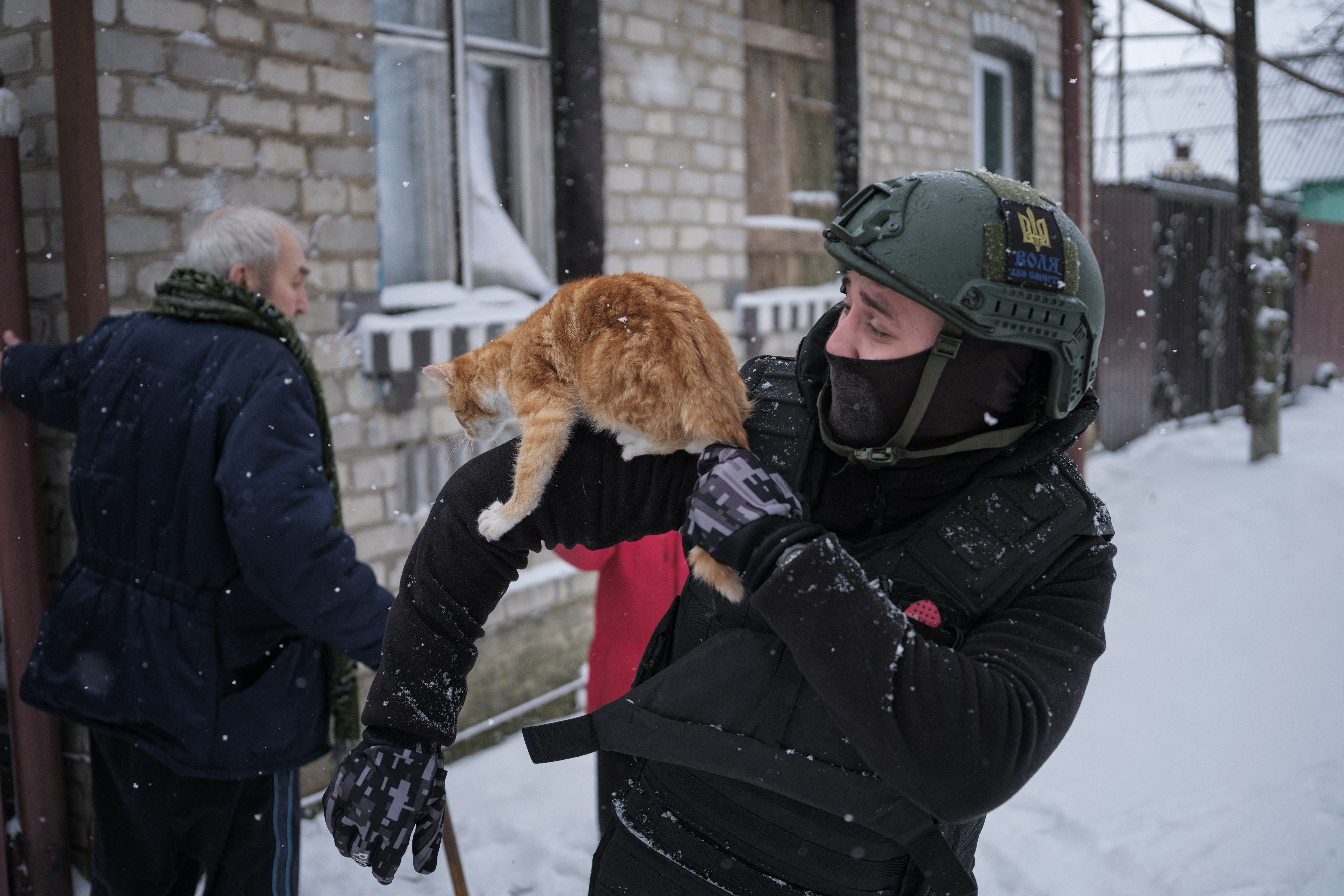 Volunteers evacuate people from frontline town in Donbas