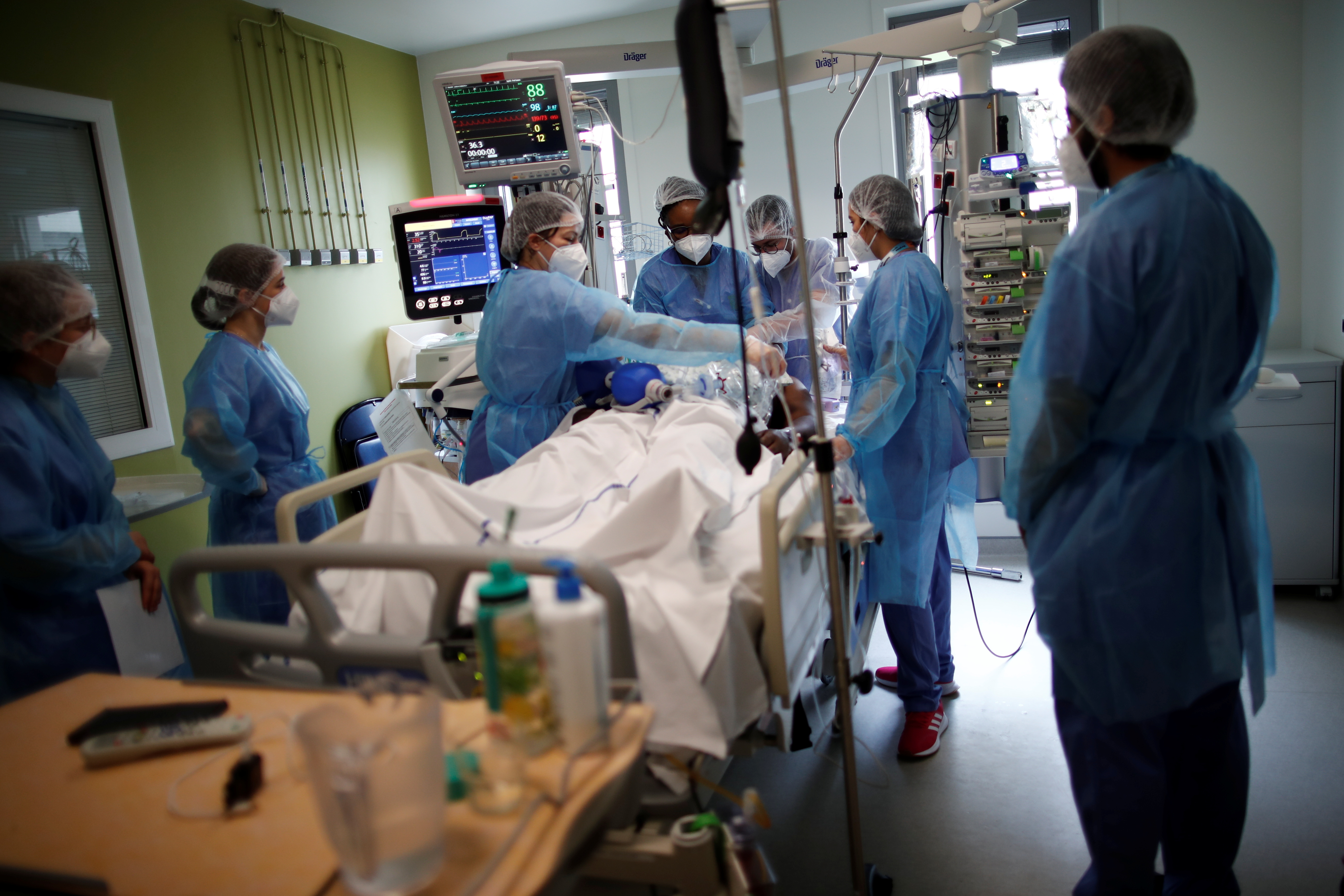 Các nhân viên y tế làm việc trong Đơn vị Chăm sóc Đặc biệt (ICU), nơi bệnh nhân mắc bệnh coronavirus (COVID-19) được điều trị tại bệnh viện Melun-Senart, gần Paris, Pháp, ngày 8 tháng 3 năm 2021. REUTERS / Benoit Tessier