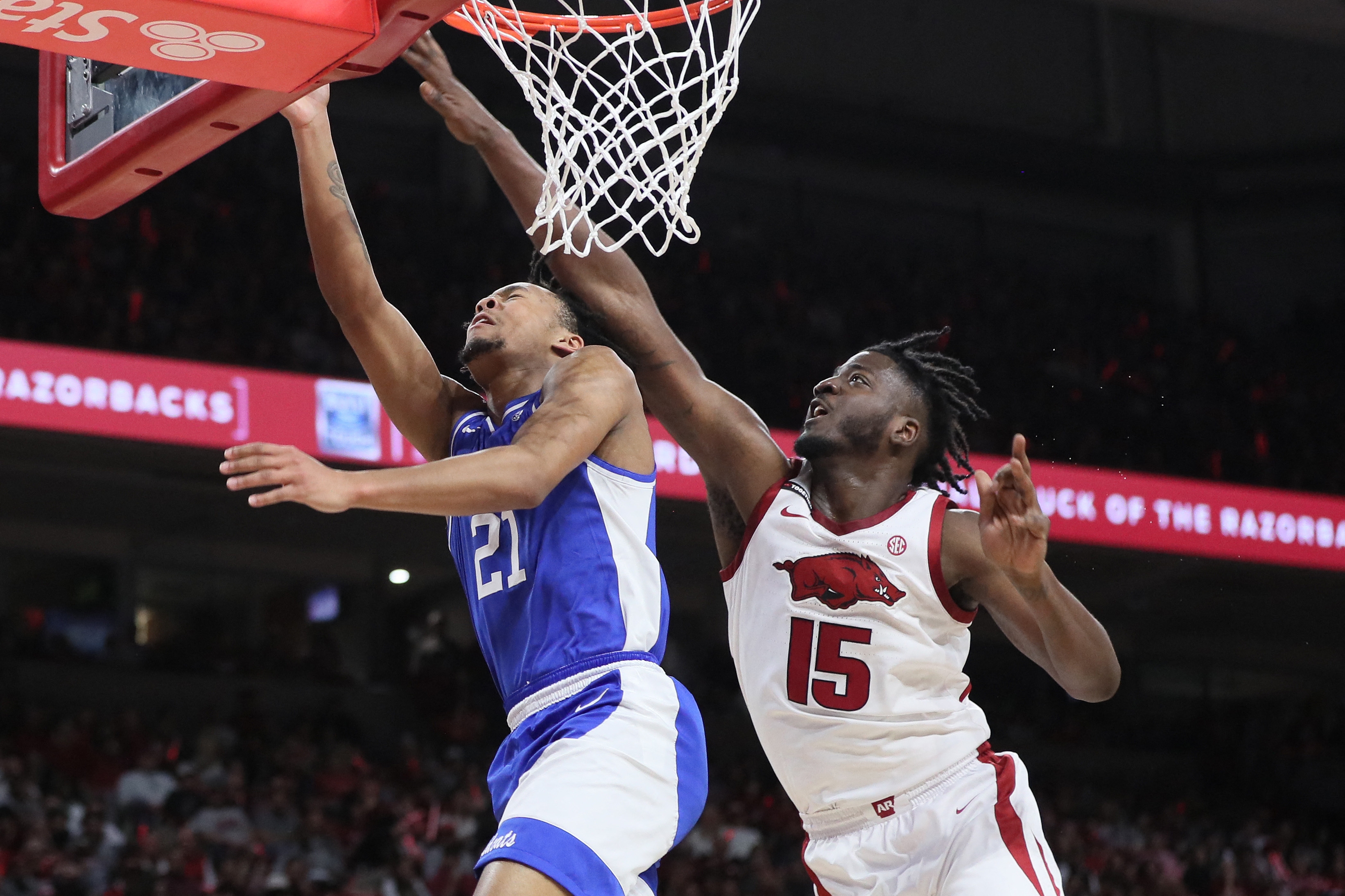 No. 6 Kentucky patiently gets by Arkansas | Reuters