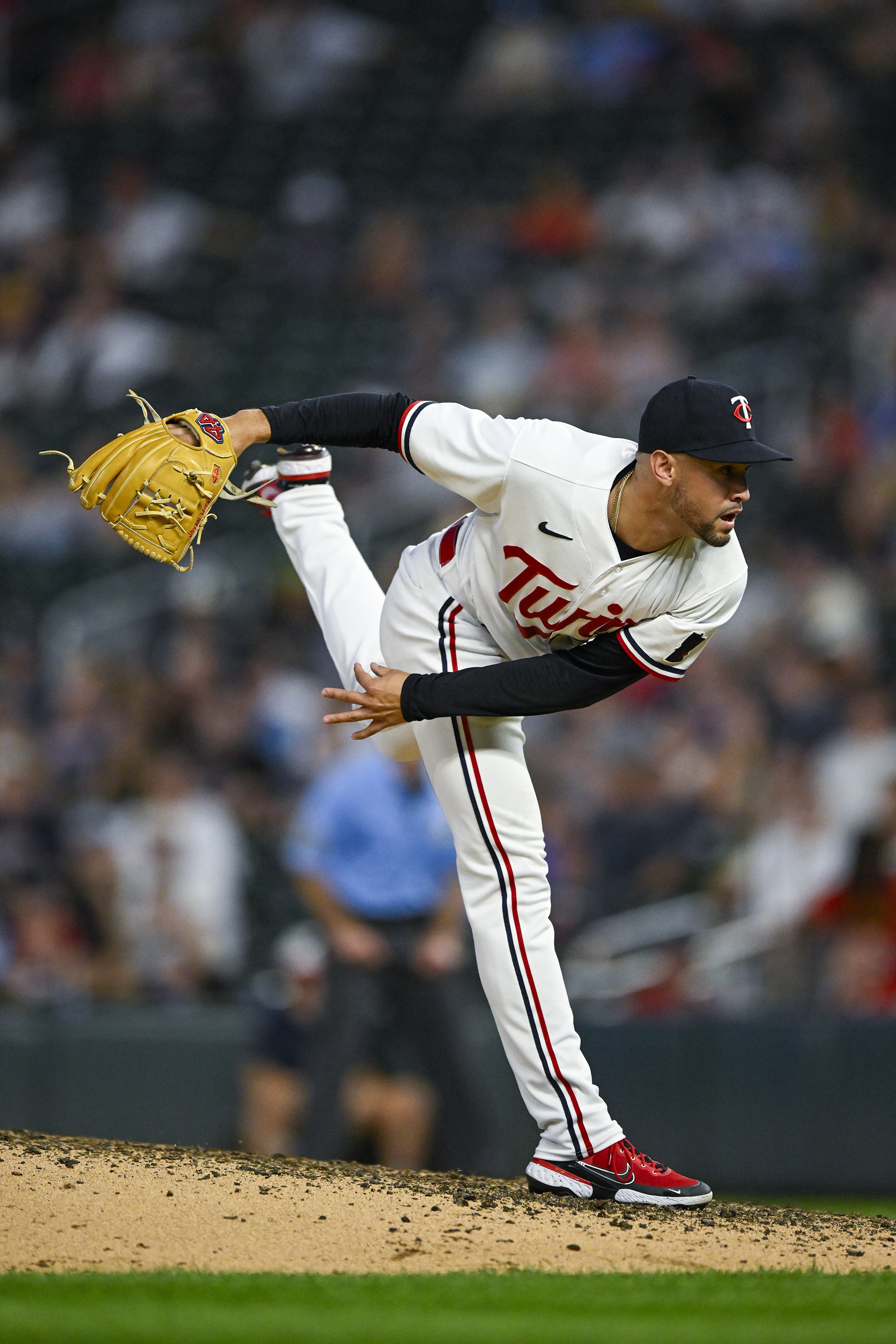 Kyle Farmer smashes a two-run homer, extending the Twins' lead