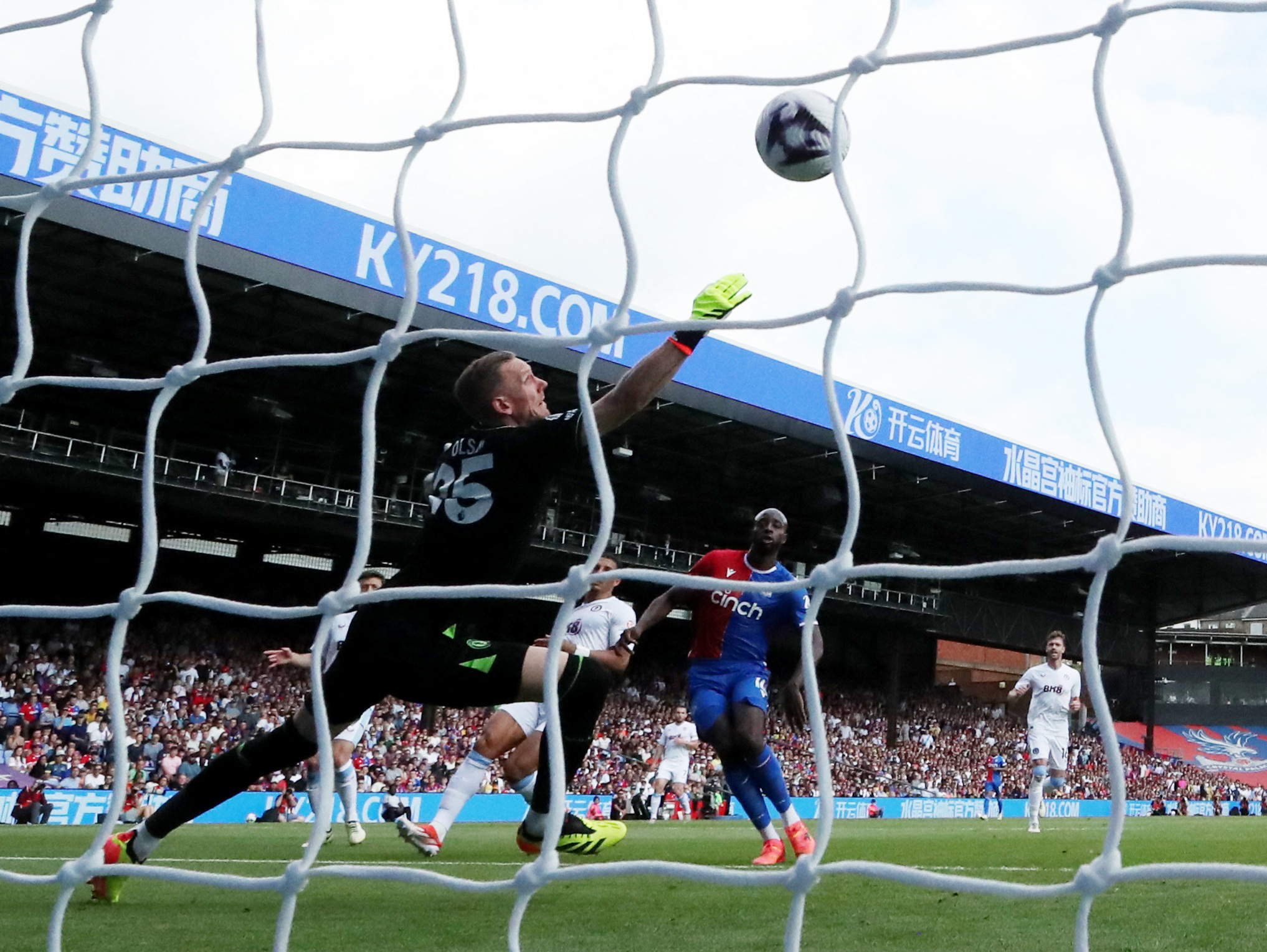 Mateta scores hat-trick as Palace thrash Villa 5-0 | Reuters