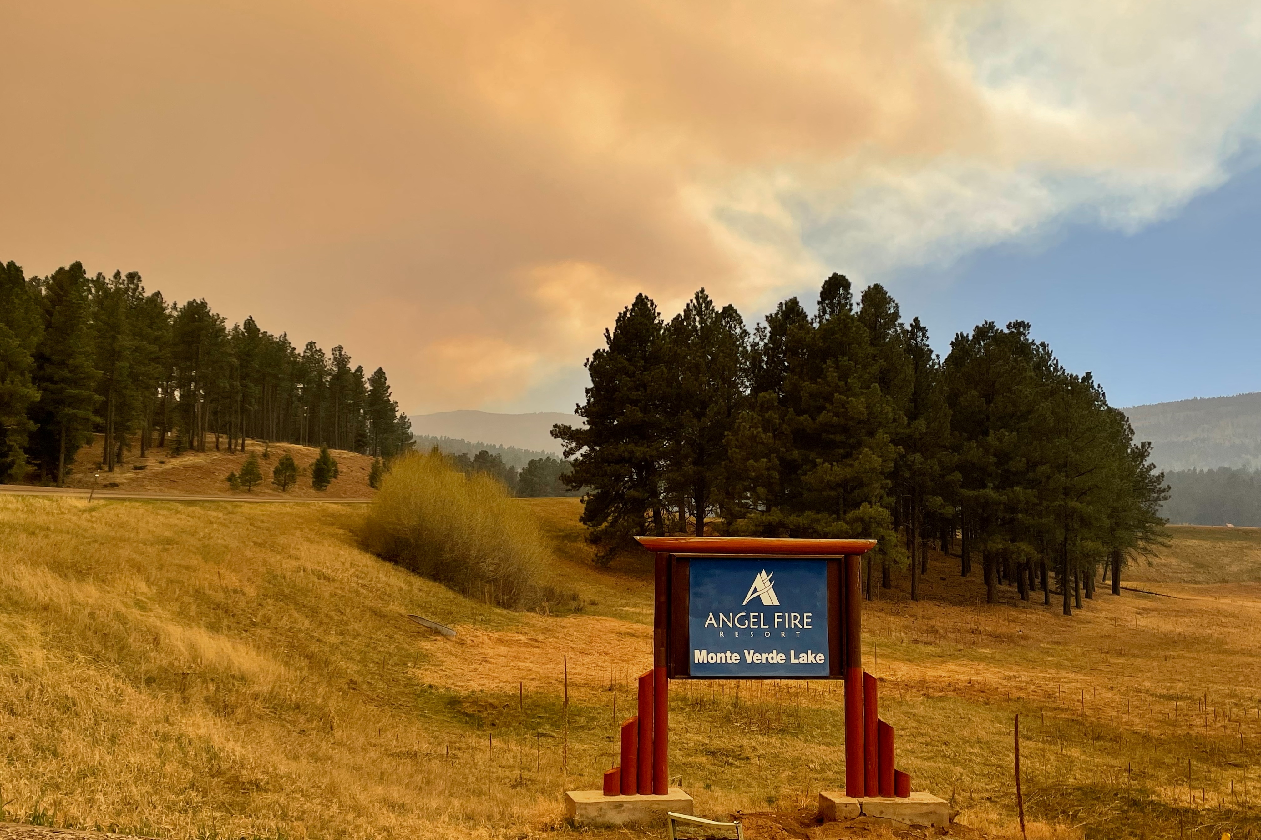 Largest U.S. wildfire threatens New Mexico town, ski resort