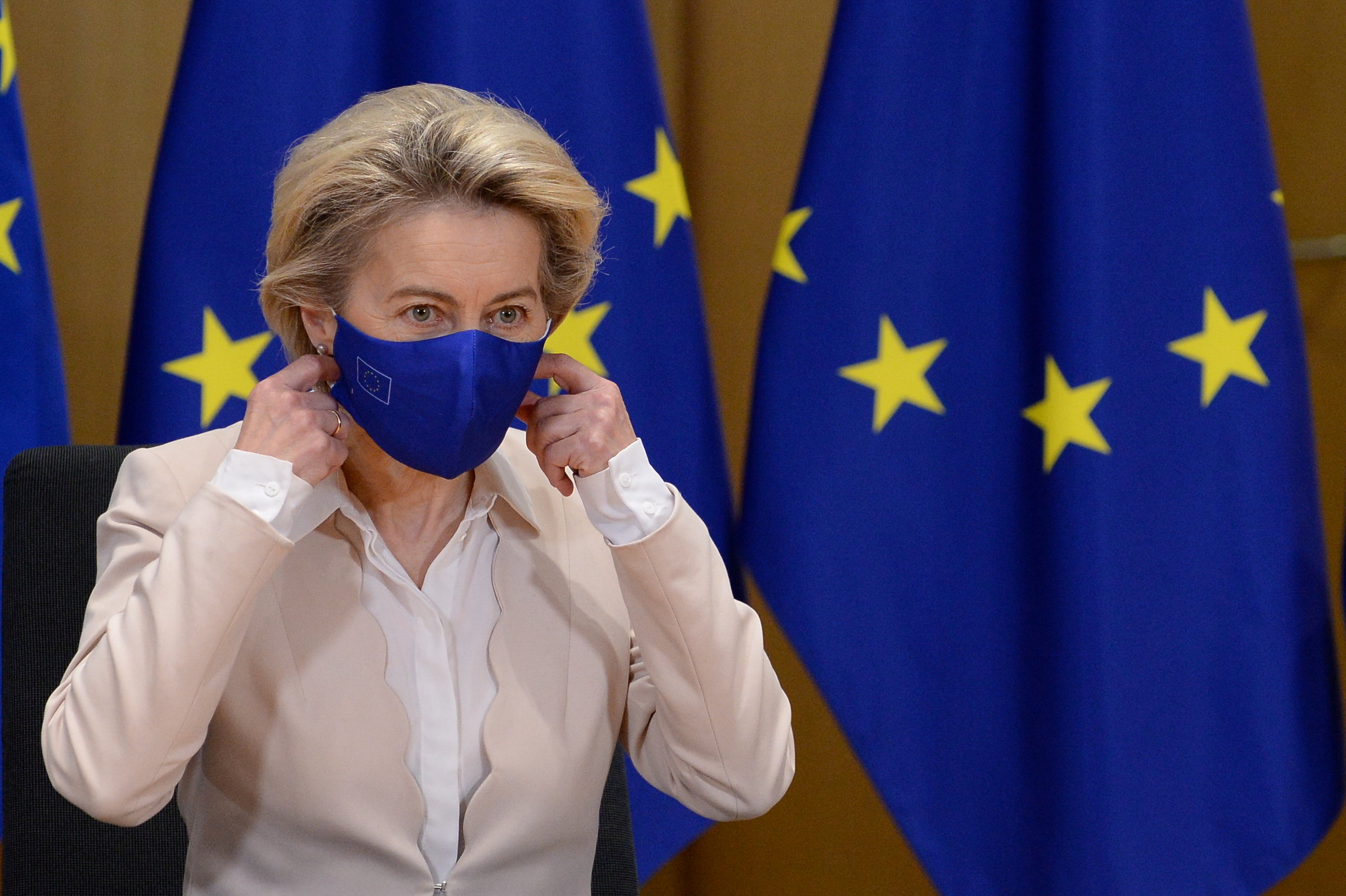 European Commission President Ursula von der Leyen takes off her mask before signing Brexit trade agreement due to come into force on January 1, 2021, in Brussels, Belgium December 30, 2020. REUTERS/Johanna Geron/Pool