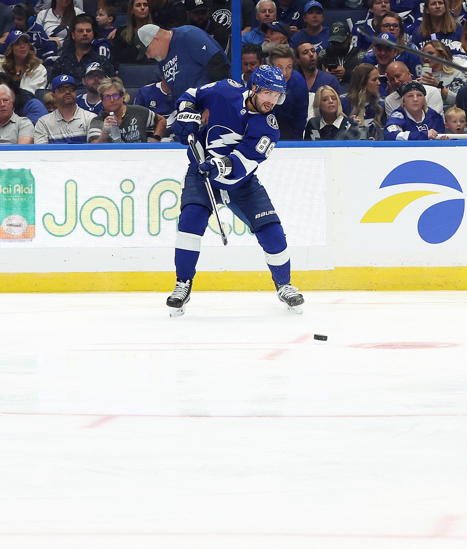 Lightning open NHL season with backandforth win over Preds Reuters