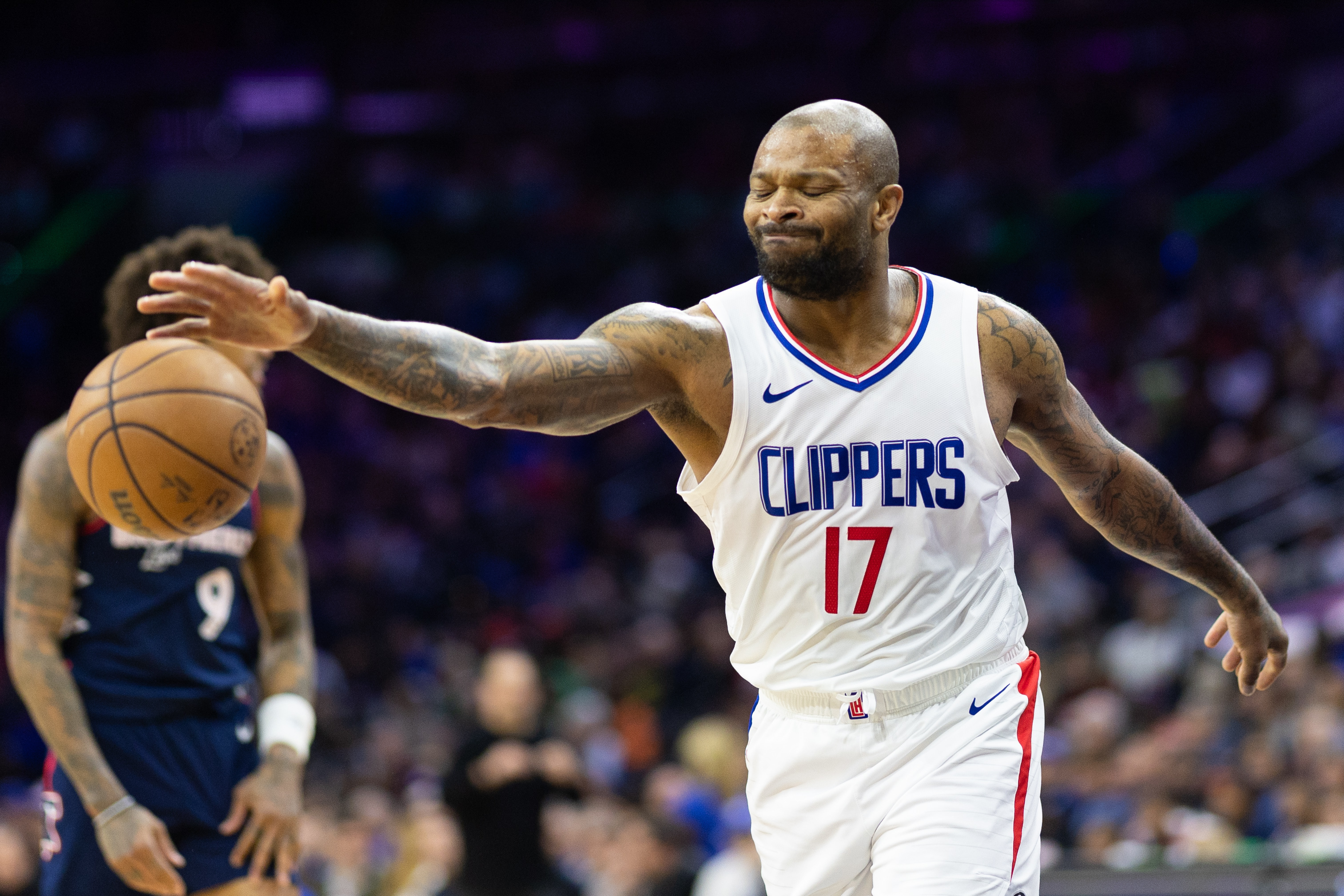 Kawhi Leonard's Late Heroics Lift Clippers Past 76ers | Reuters