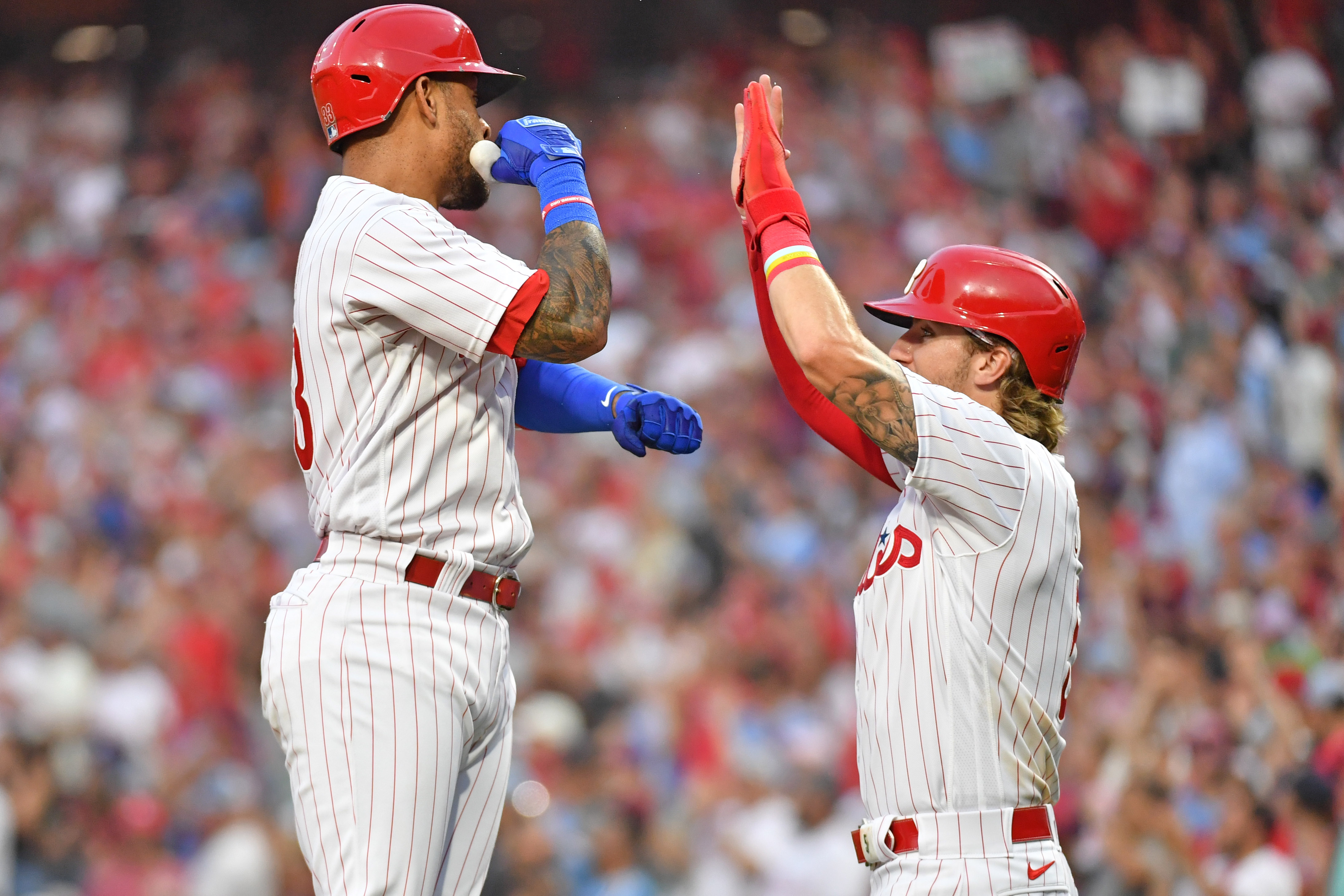 Unconventional manner, but Giants hold on to beat Phillies 4-3