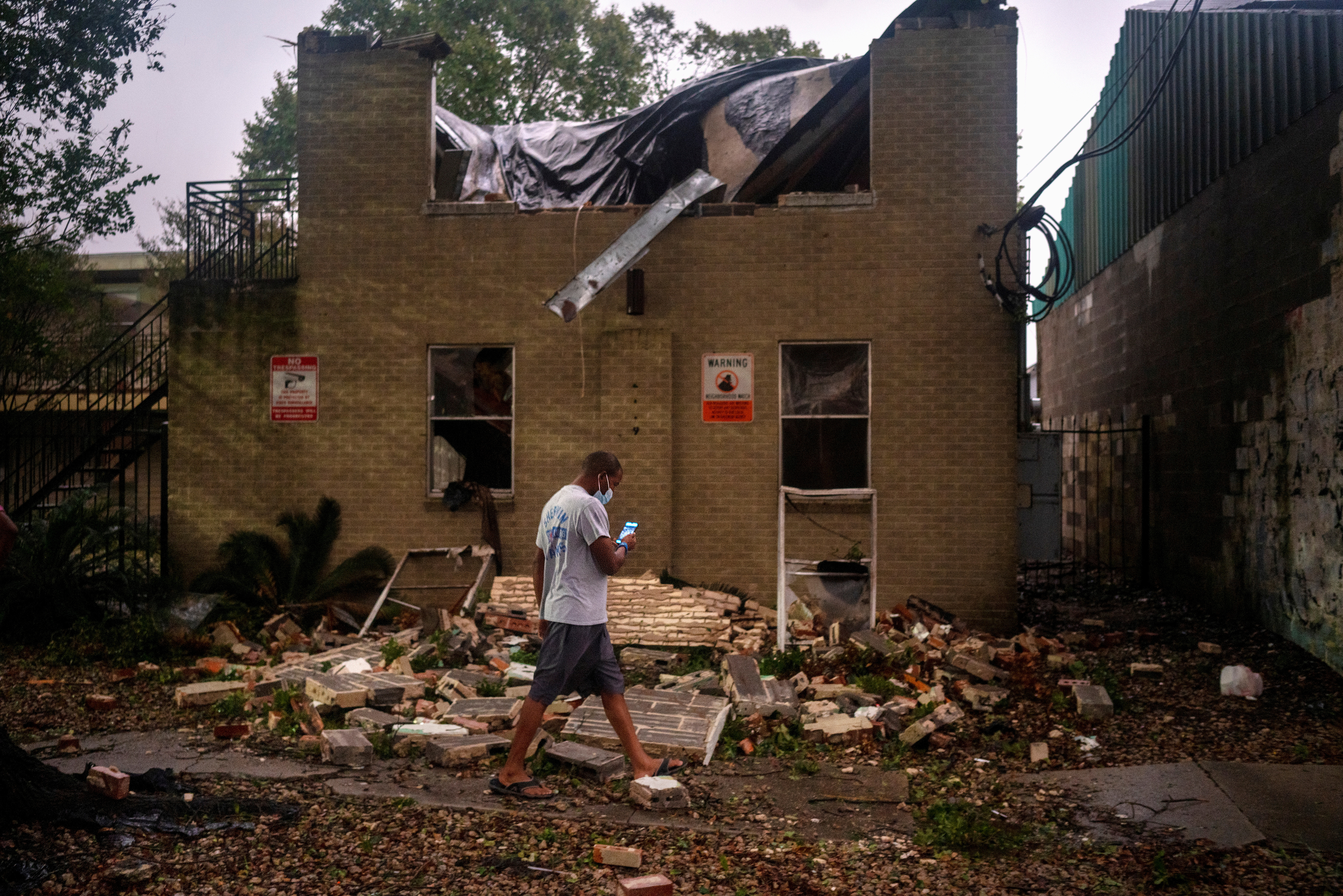 Joel Martinez, who until just recently lived in the lower apartment, makes a photo of Washington Gardens Apartments after it collapsed from the winds brought by Hurricane Zeta in New Orleans, Louisiana, U.S. October 28, 2020.  REUTERS/Kathleen Flynn/File Photo