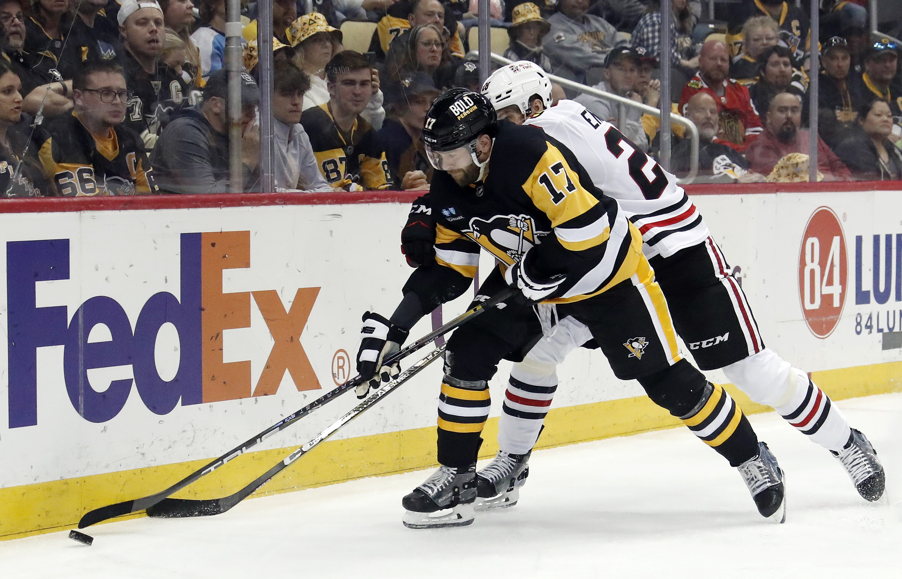 Blackhawks damage Penguins' playoff hopes | Reuters