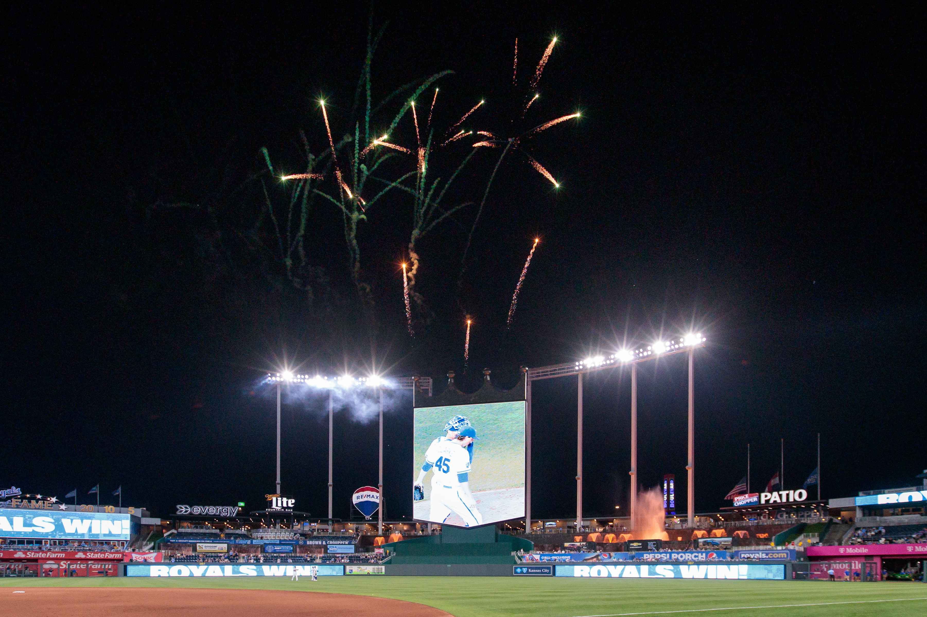 Royals add '2015 World Champions' to back of Kauffman Stadium