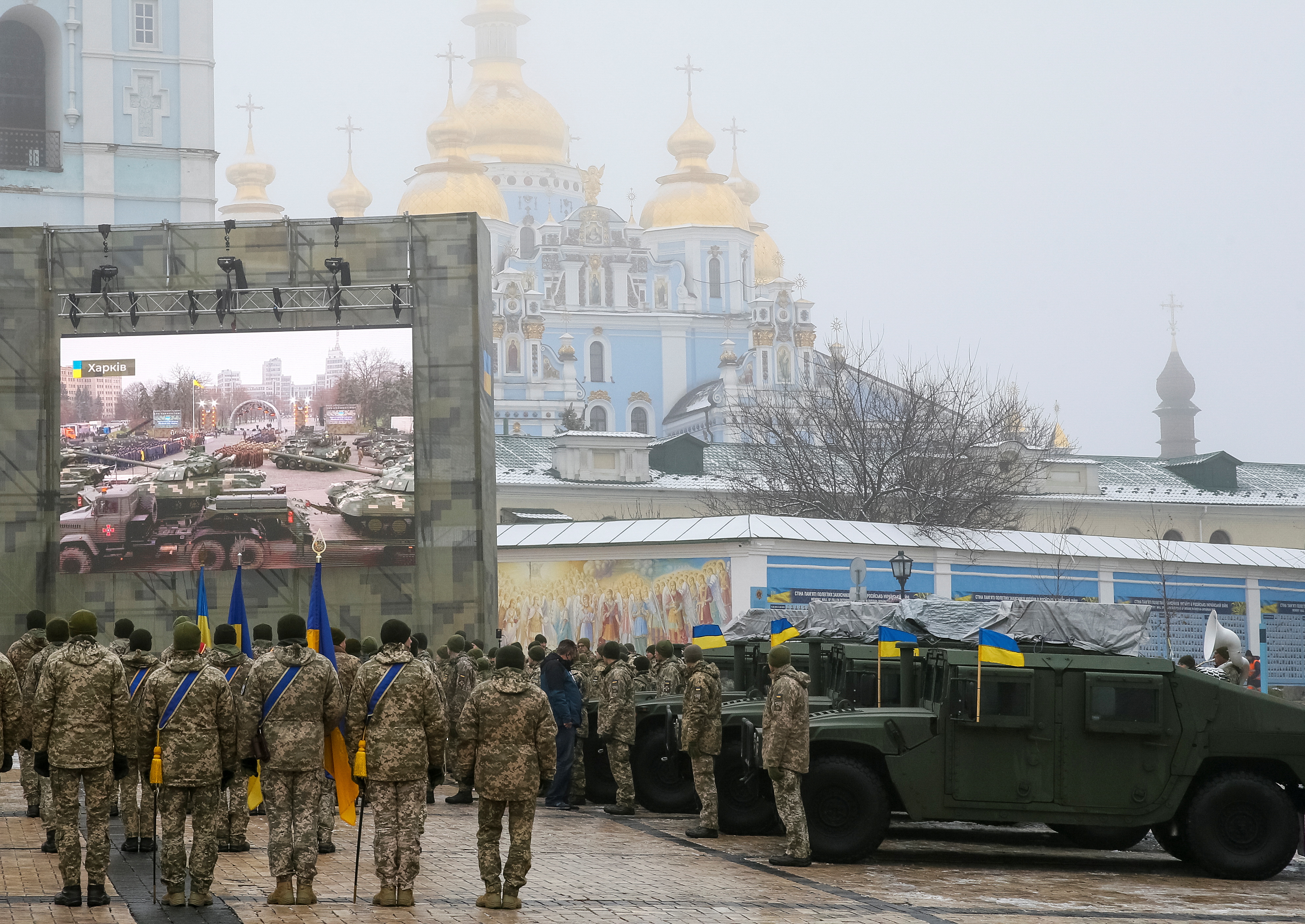 Ushtarët ukrainas marrin pjesë në një provë të një ceremonie zyrtare për dorëzimin e tankeve, transportuesve të personelit të blinduar dhe automjeteve ushtarake tek Forcat e Armatosura të Ukrainës ndërsa vendi feston Ditën e Ushtrisë në Kiev, Ukrainë, 6 dhjetor 2021. REUTERS/Gleb Garanich