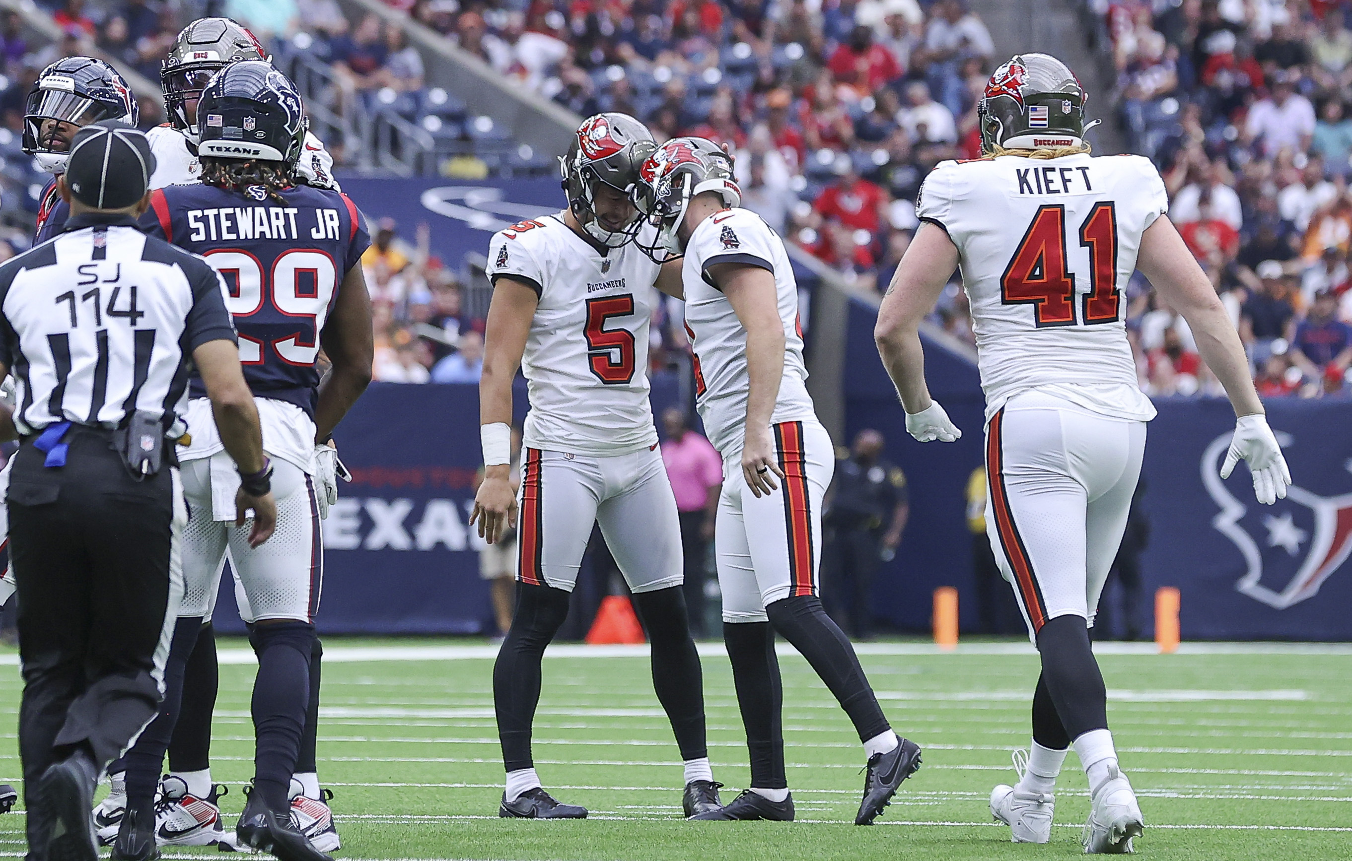 C.J. Stroud Sets Rookie Record In Texans' Wild Win Over Bucs | Reuters