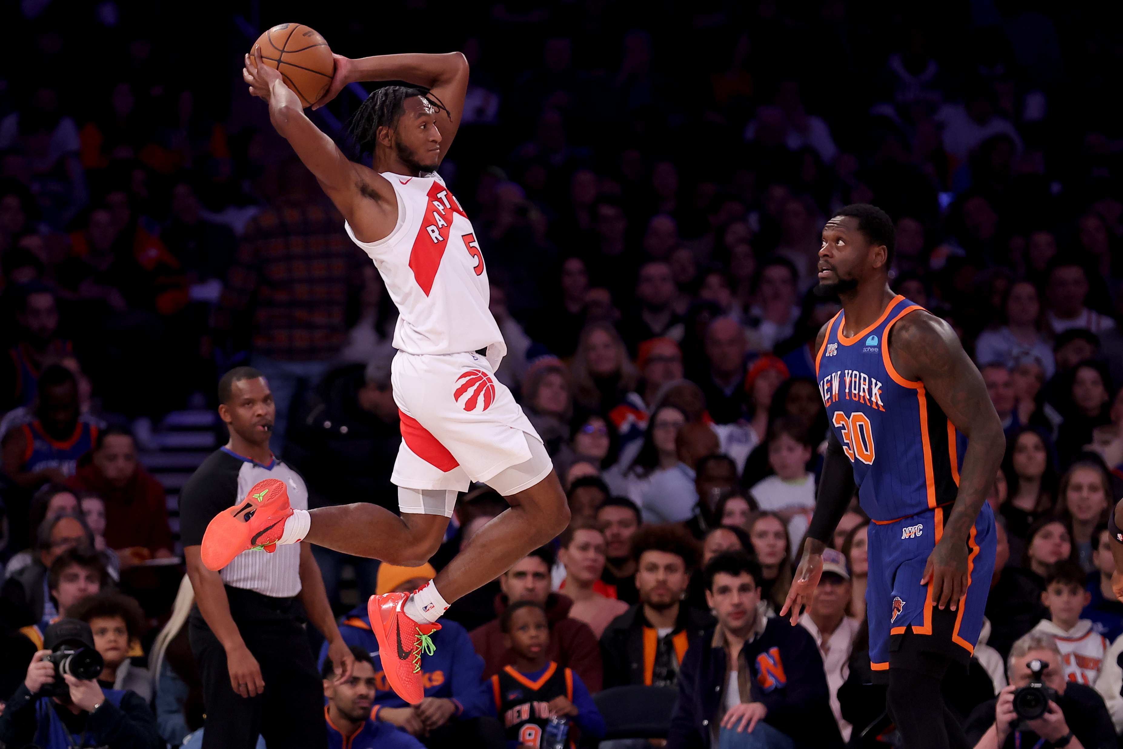 Julius Randle's triple-double leads Knicks past Raptors | Reuters