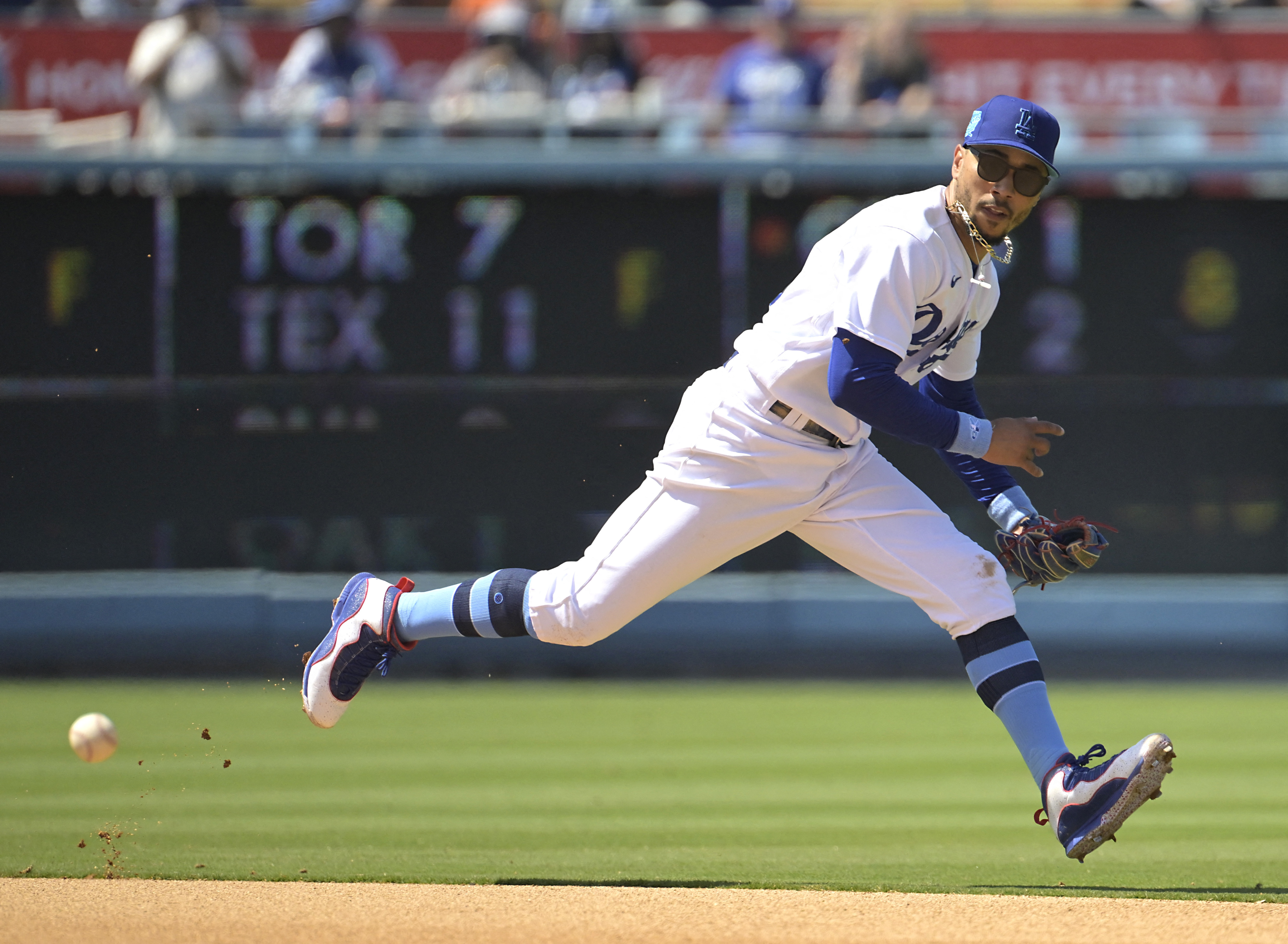 Giants sweep Dodgers for seventh straight win