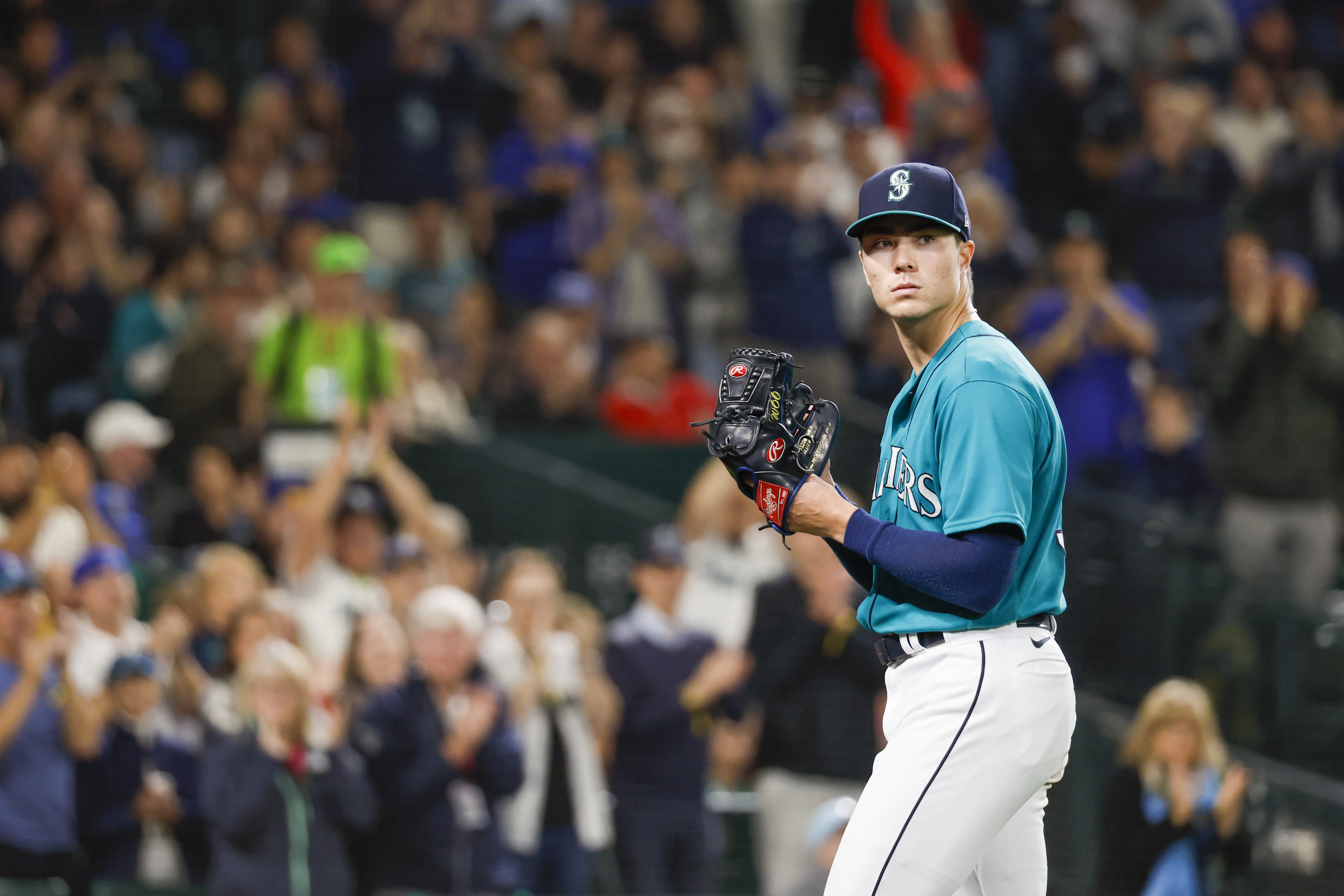 Eugenio Suarez homers in 11th as Mariners top Blue Jays 5-2