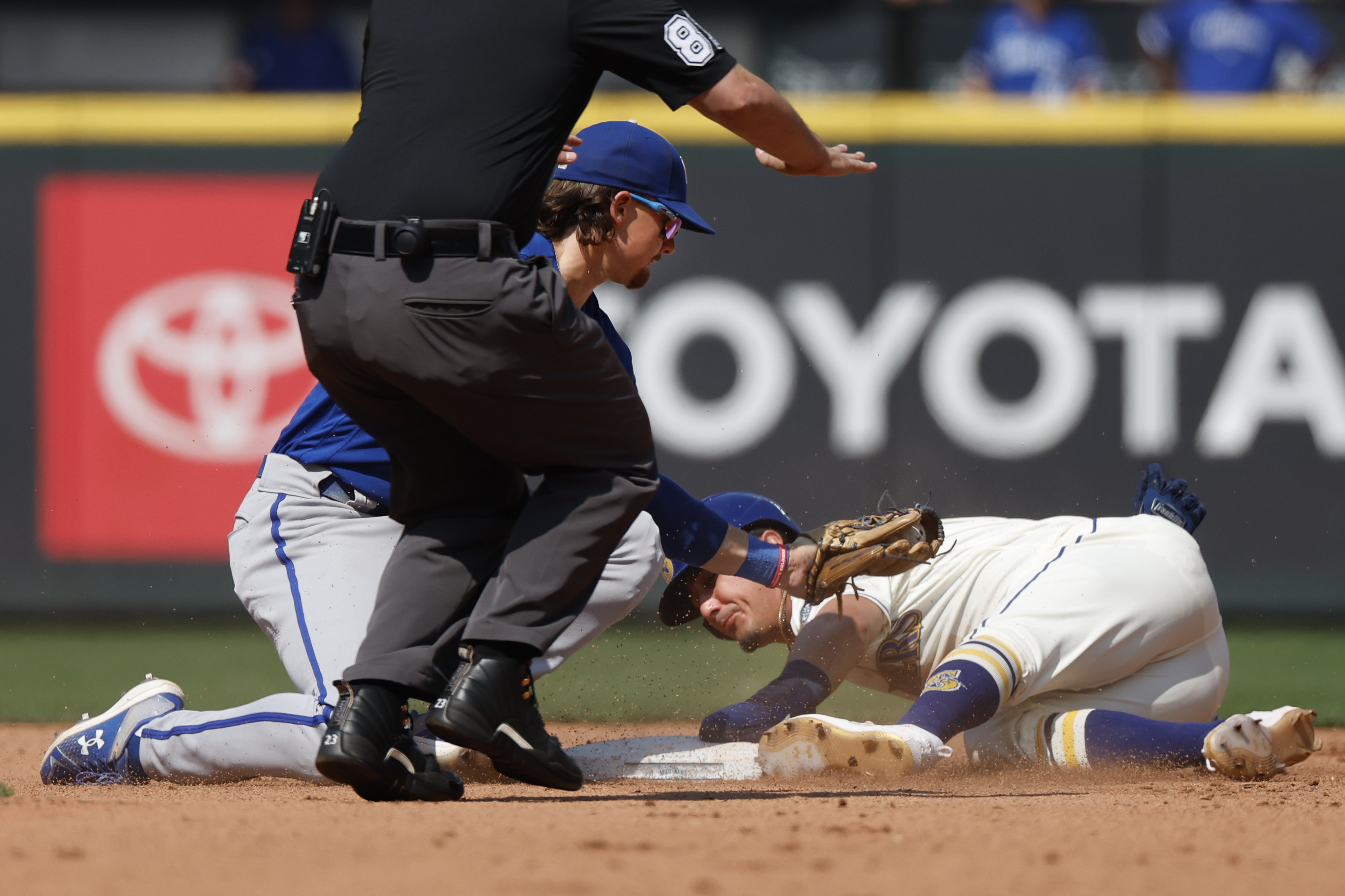 Mariners remain hot, dispatch Royals