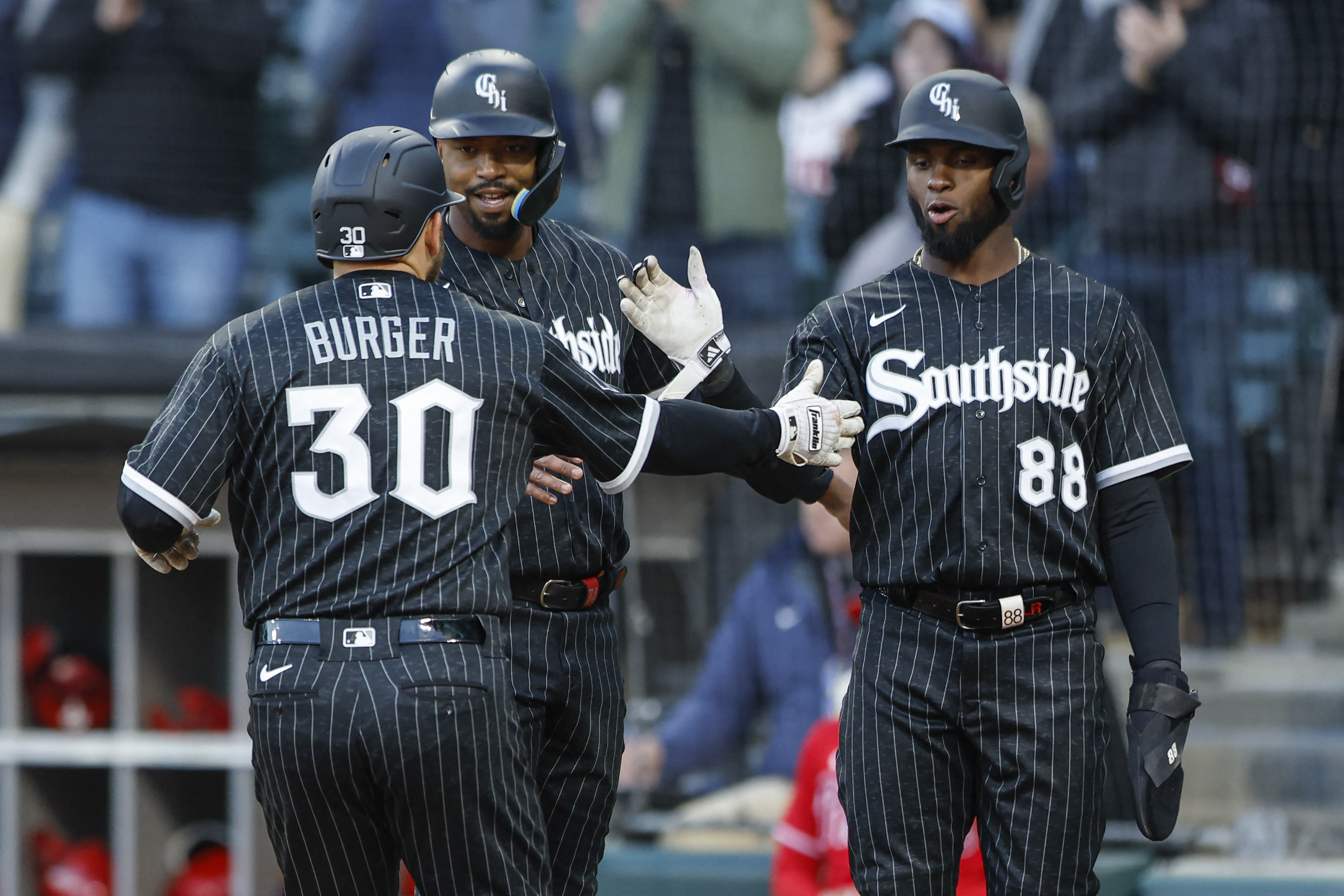 White Sox throw combined one-hitter to split twin bill with