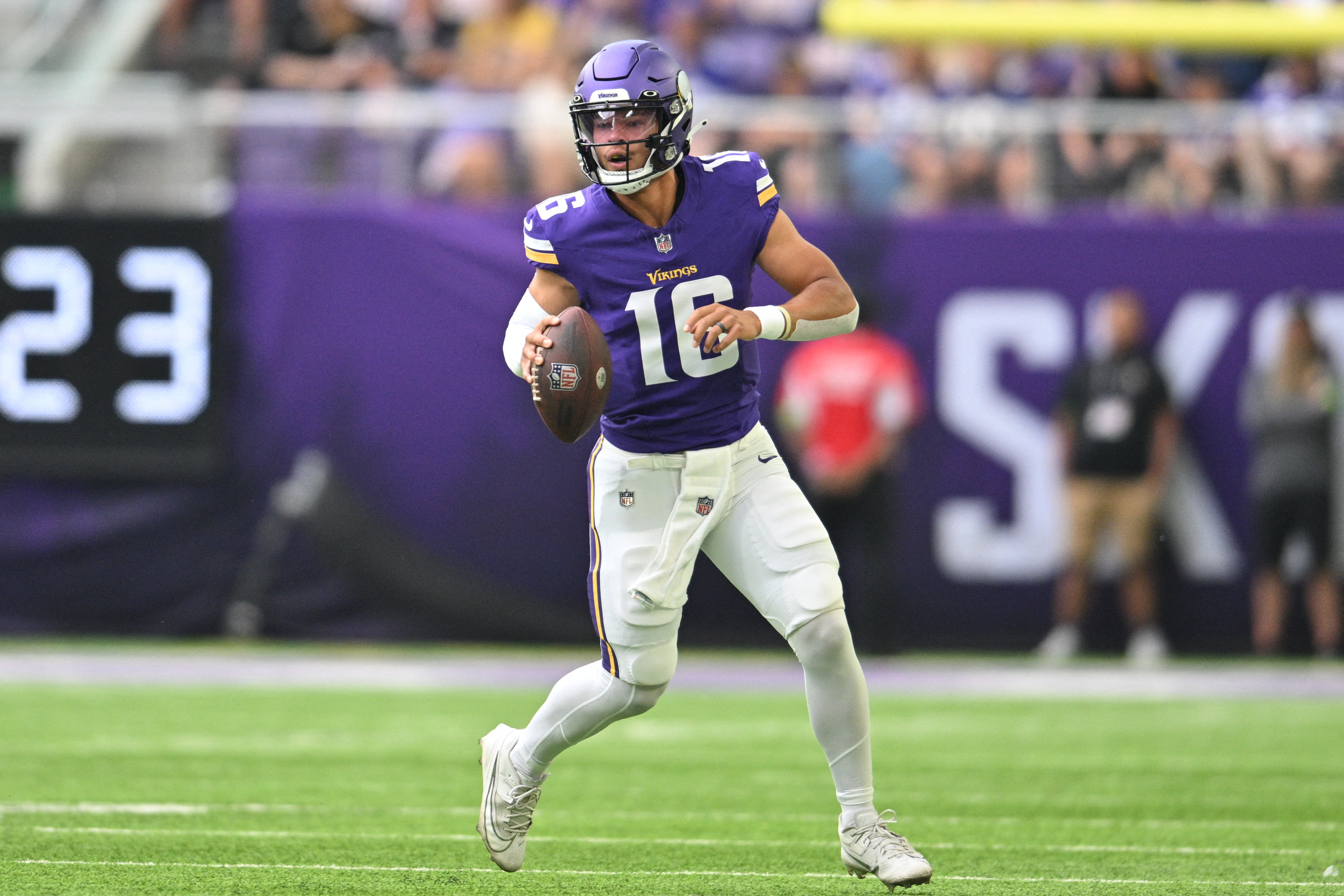 David Blough rallies the Cardinals to a 18-17 victory over Vikings