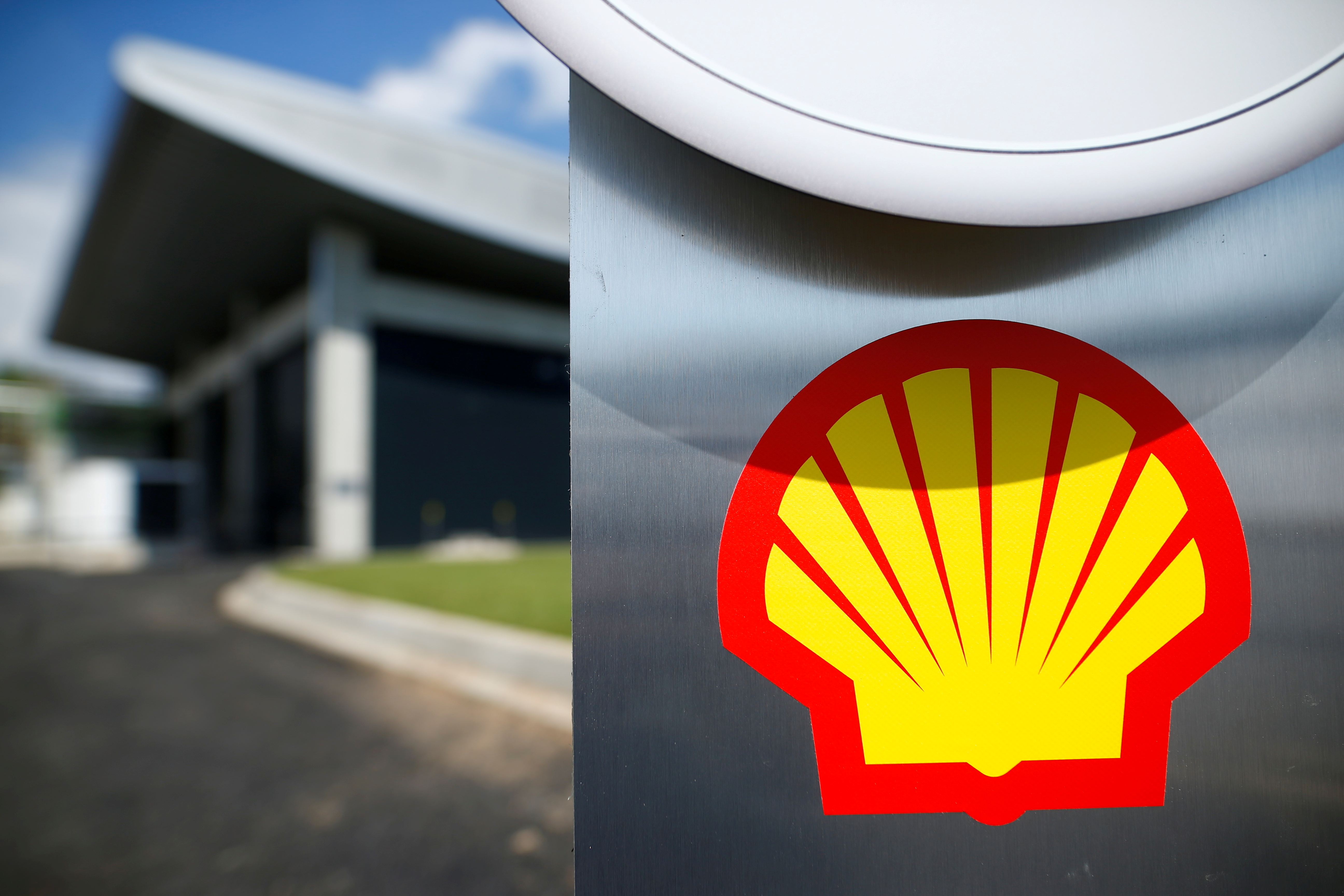 The logo of Royal Dutch Shell is pictured during a launch event for a hydrogen electrolysis plant at Shell's Rhineland refinery in Wesseling near Cologne, Germany, July 2, 2021. REUTERS/Thilo Schmuelgen/File Photo