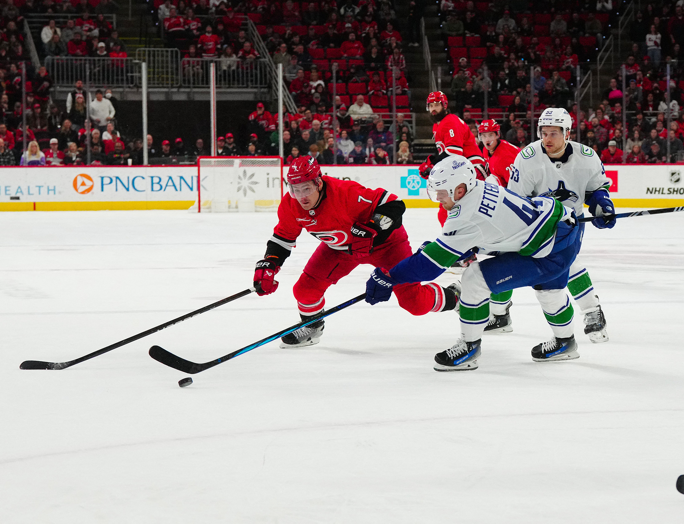 Elias Lindholm helps Canucks down Hurricanes in team debut | Reuters 