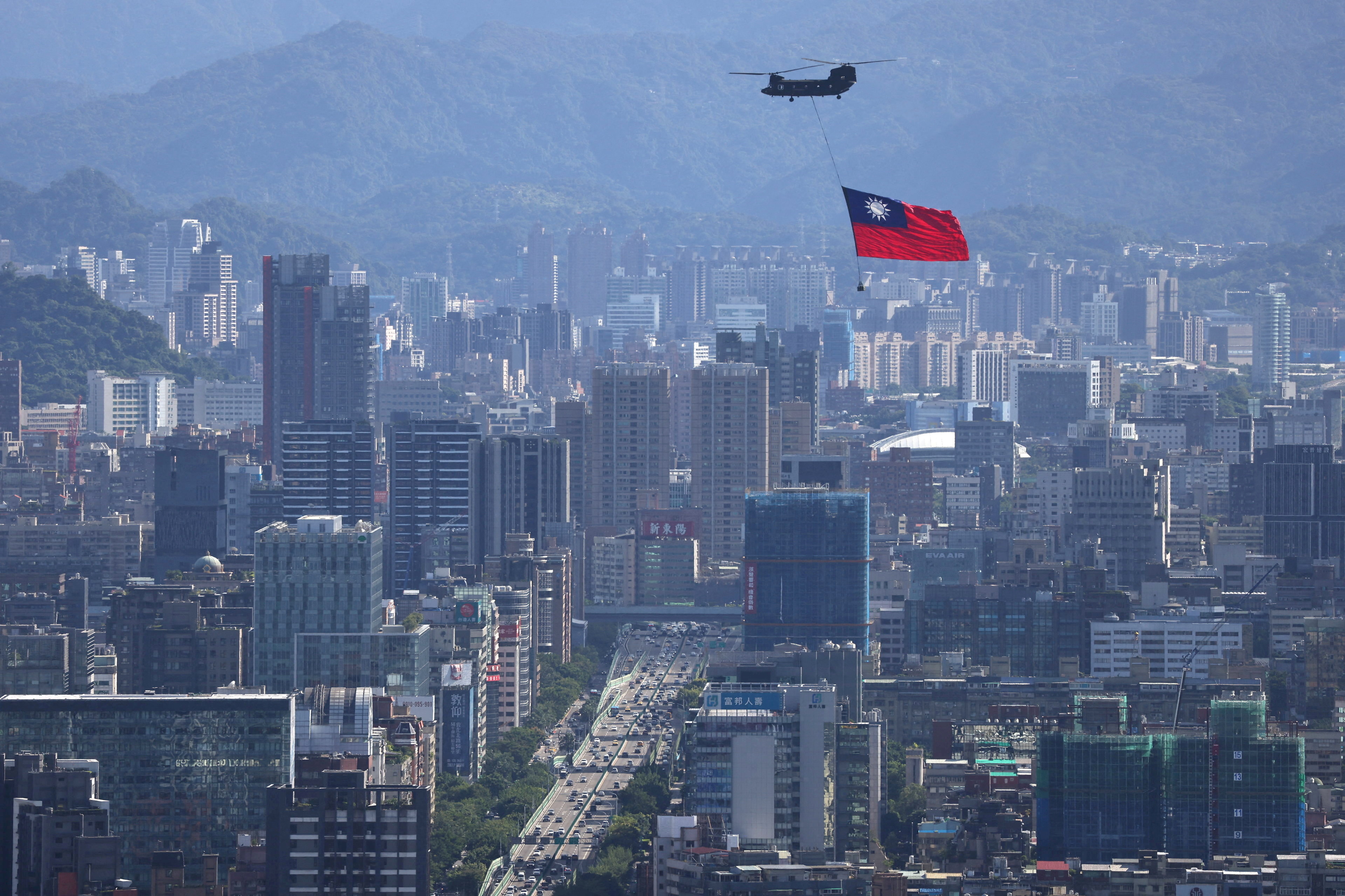 Una bandiera di Taiwan è trasportata da un elicottero Chinook durante una prova per la prossima celebrazione della Giornata Nazionale a Taipei, Taiwan, 7 ottobre 2021. REUTERS/Ann Wang/file Photo