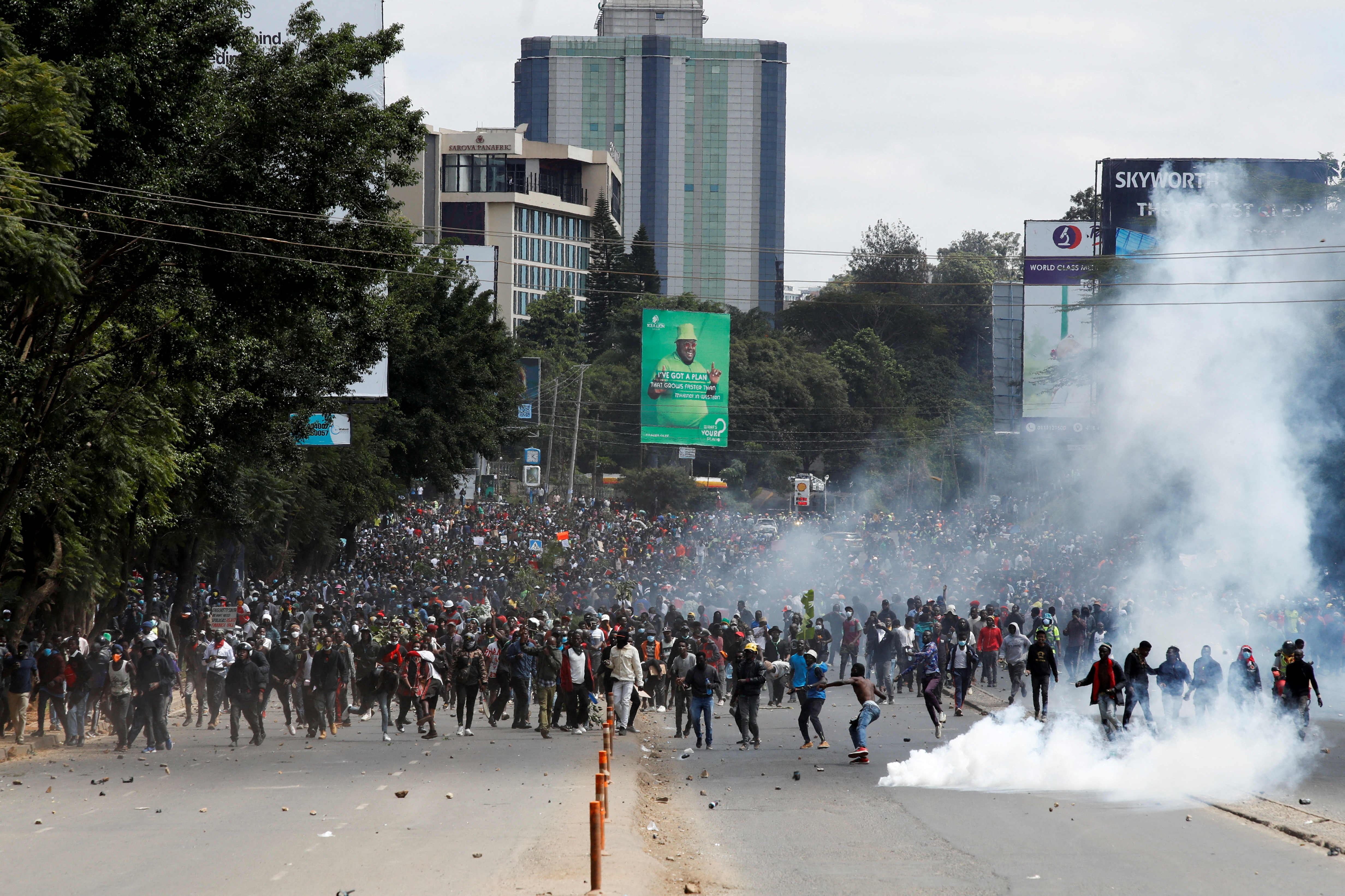 議会突入のデモ隊に警察が発砲、少なくとも5人死亡　ケニア