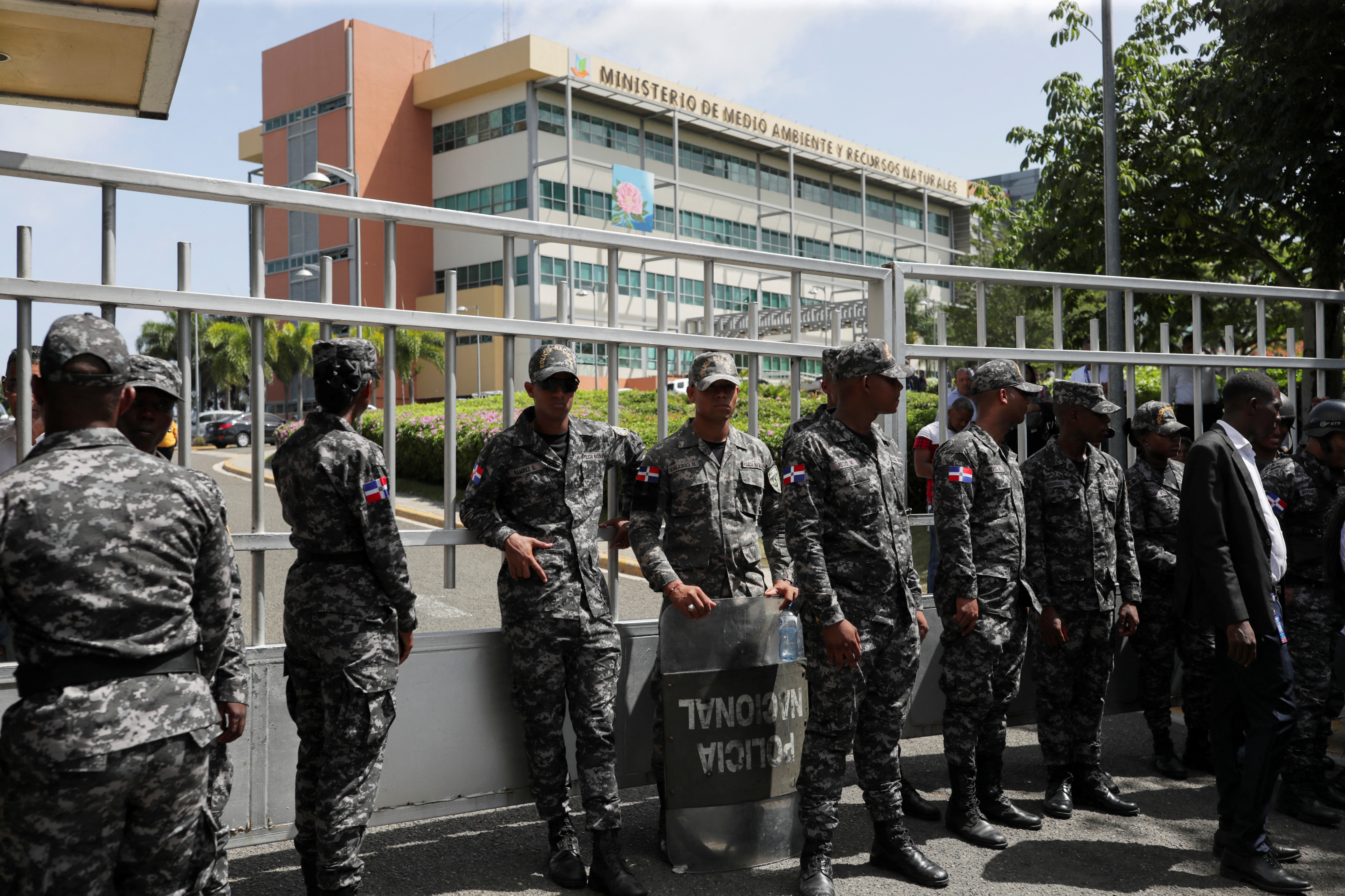 Elementos de la Policía Nacional hacen guardia en el Ministerio del Ambiente luego de que Orlando Jorge Mera, fuera asesinado en su oficina en Santo Domingo