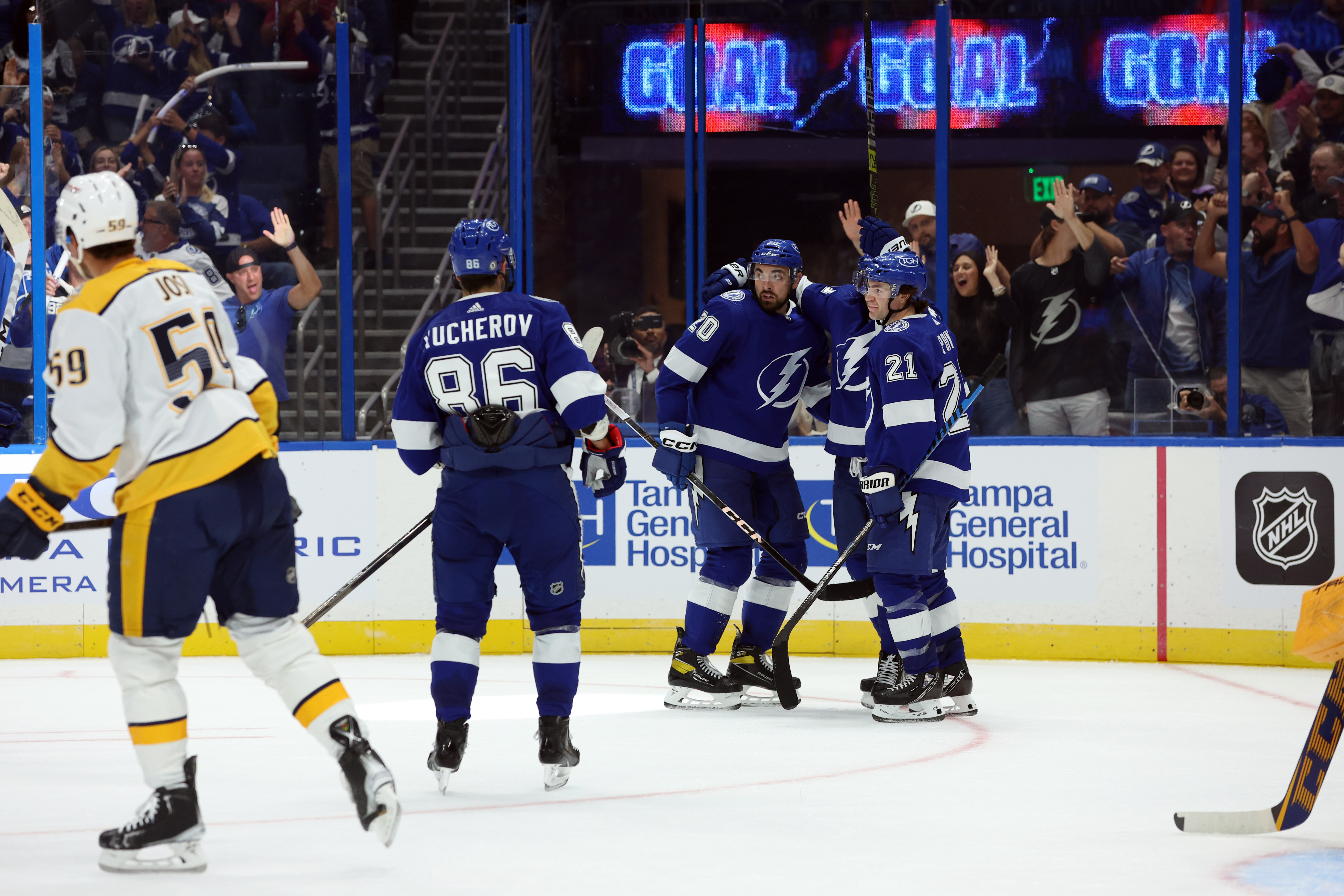 Lightning open NHL season with back-and-forth win over Preds