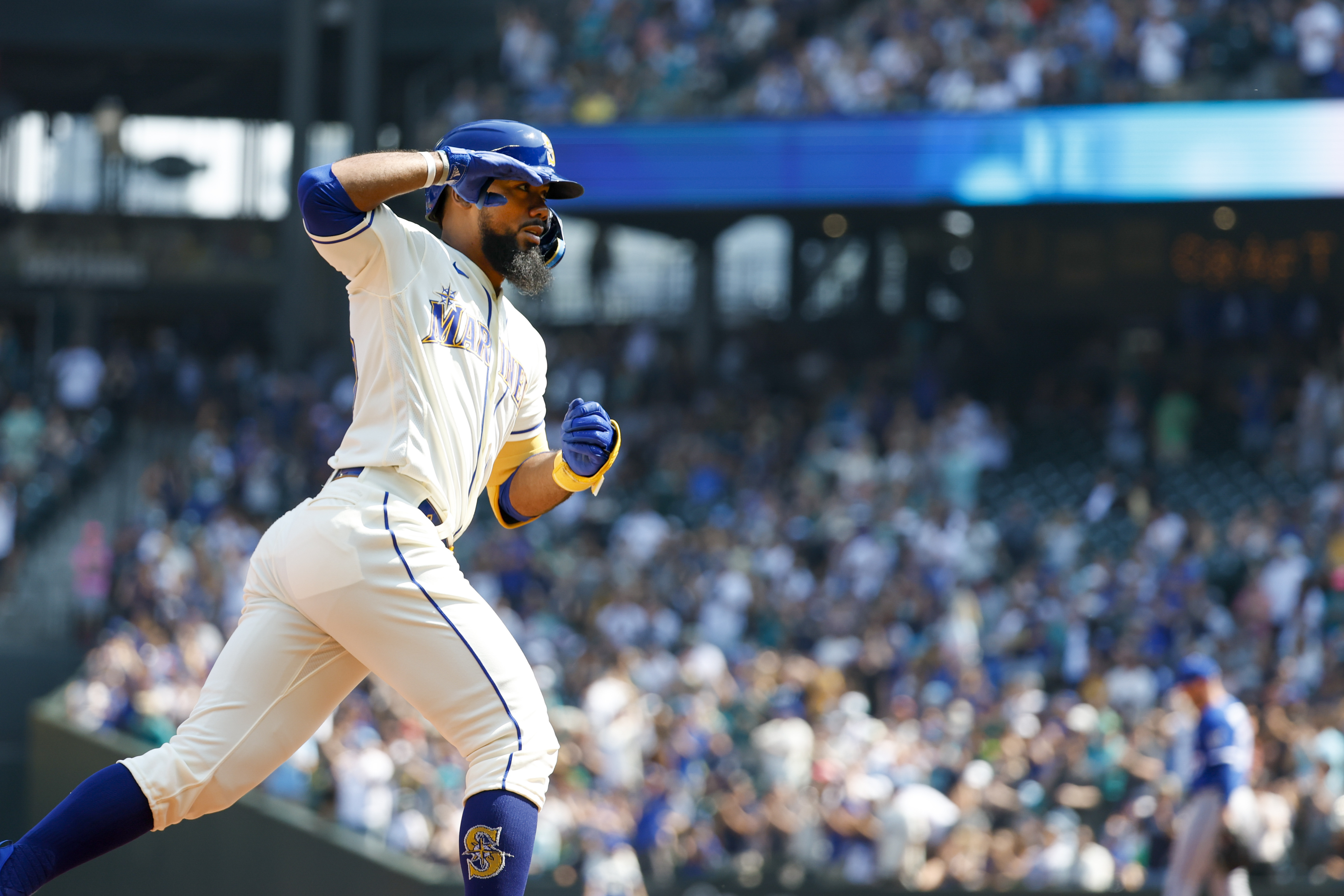 MLB roundup: Mariners blast 7 homers in 15-2 rout of Royals