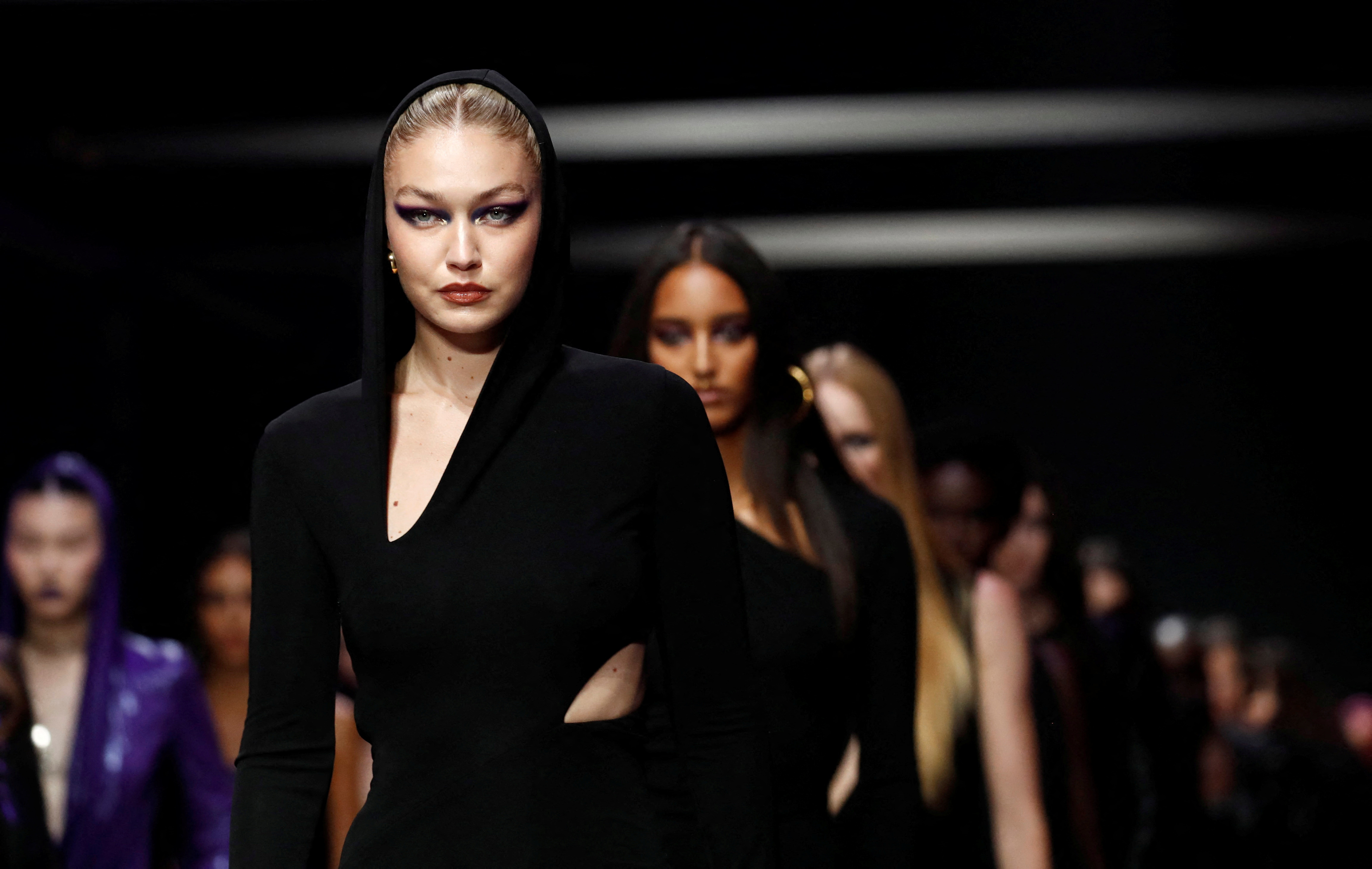 Versace offers 'goddess gone grunge' at Milan Fashion Week | Reuters