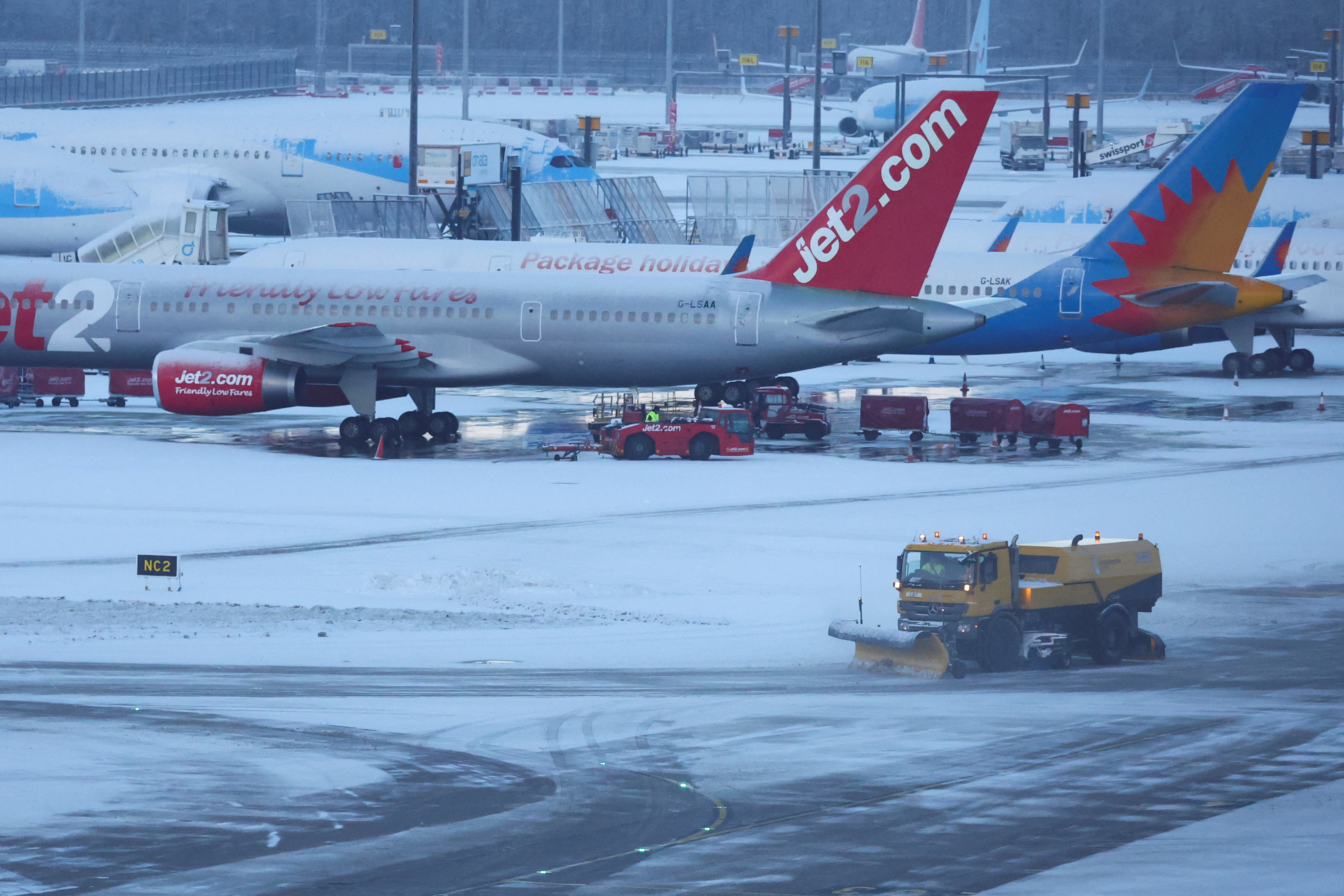 Heavy snow briefly closes runways at Britain s Manchester Airport