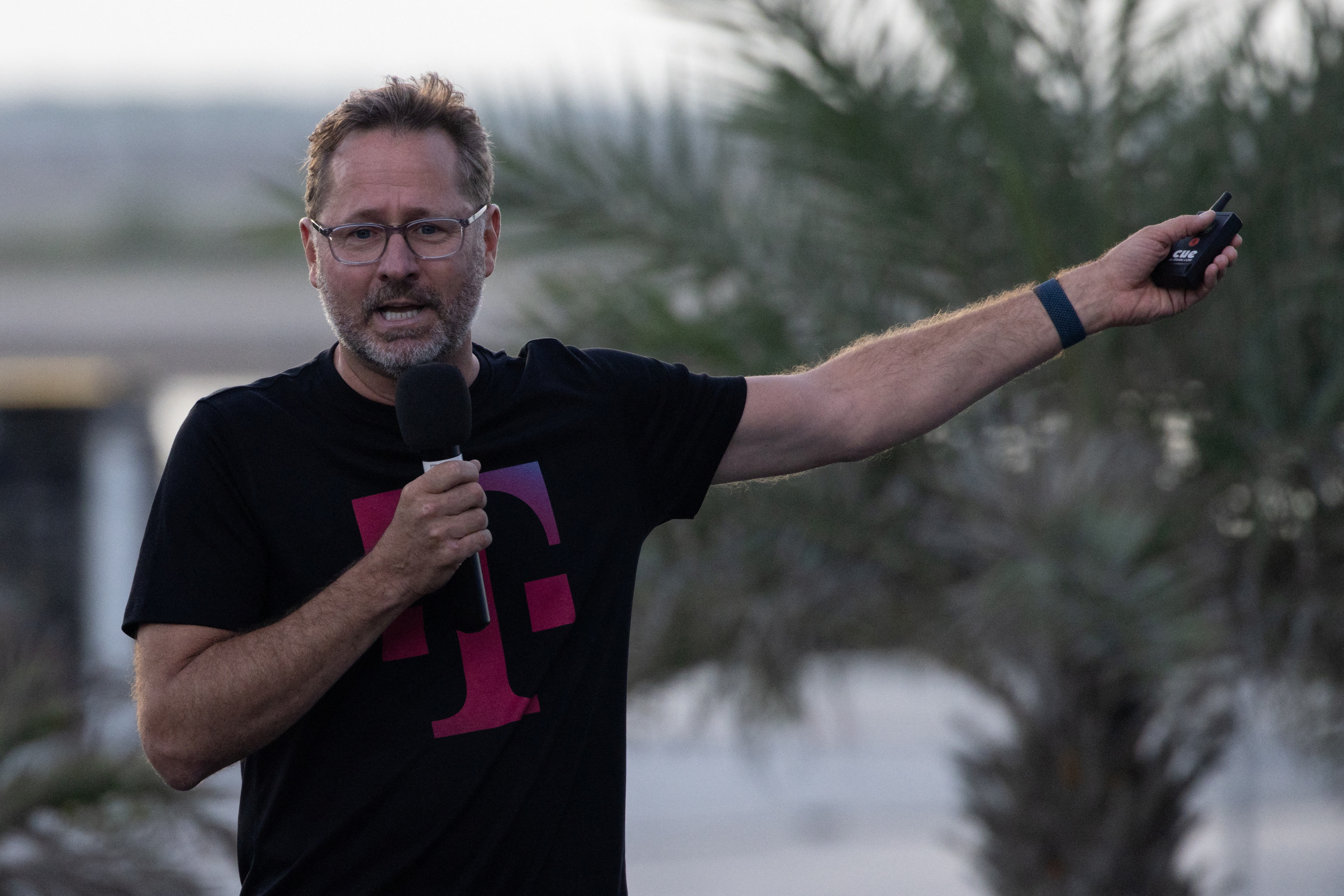 El CEO de T-Mobile, Sievert, hace gestos durante una conferencia de prensa en SpaceX Starbase en Brownsville, Texas