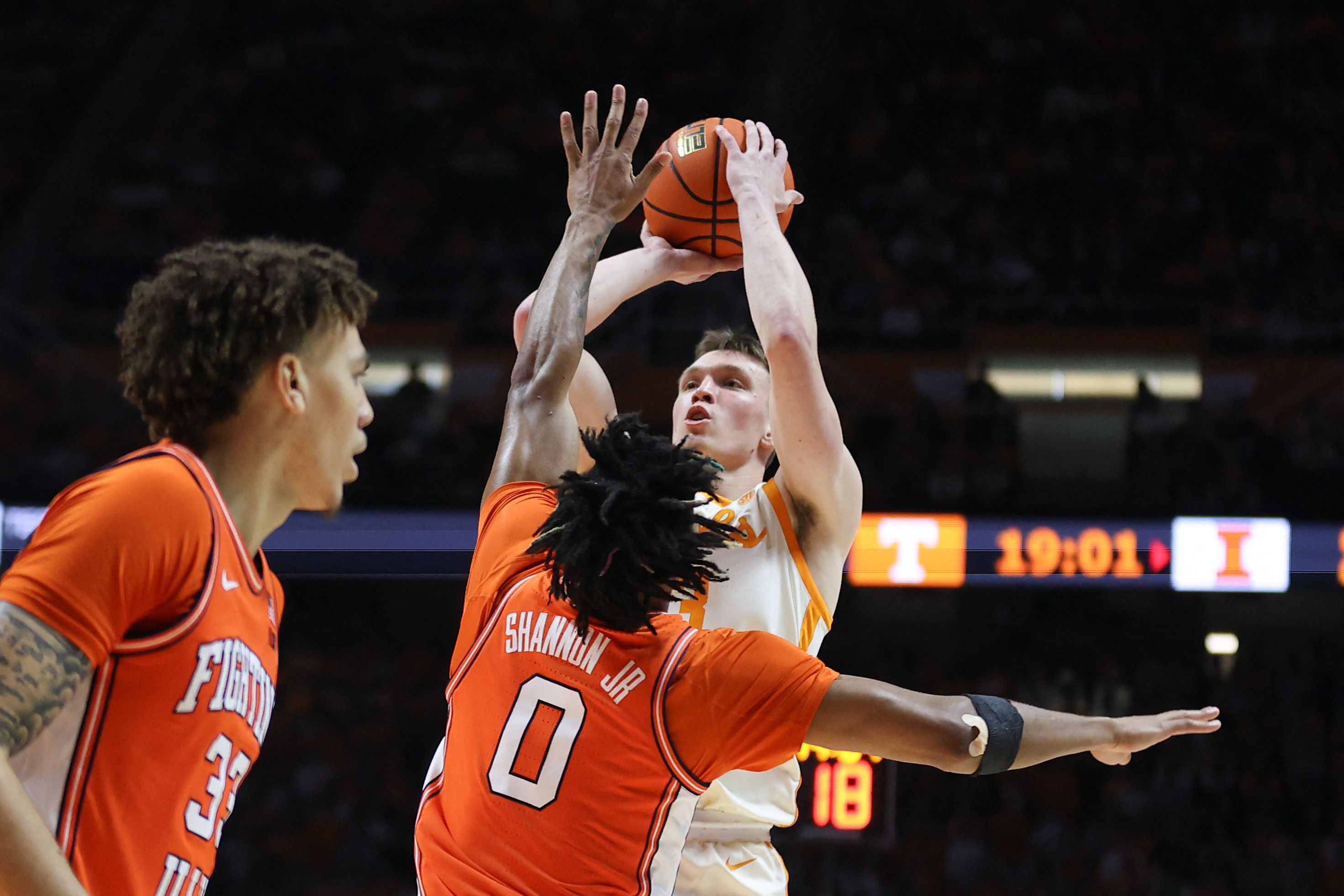 Trailing At Half, No. 17 Tennessee Tops No. 20 Illinois | Reuters