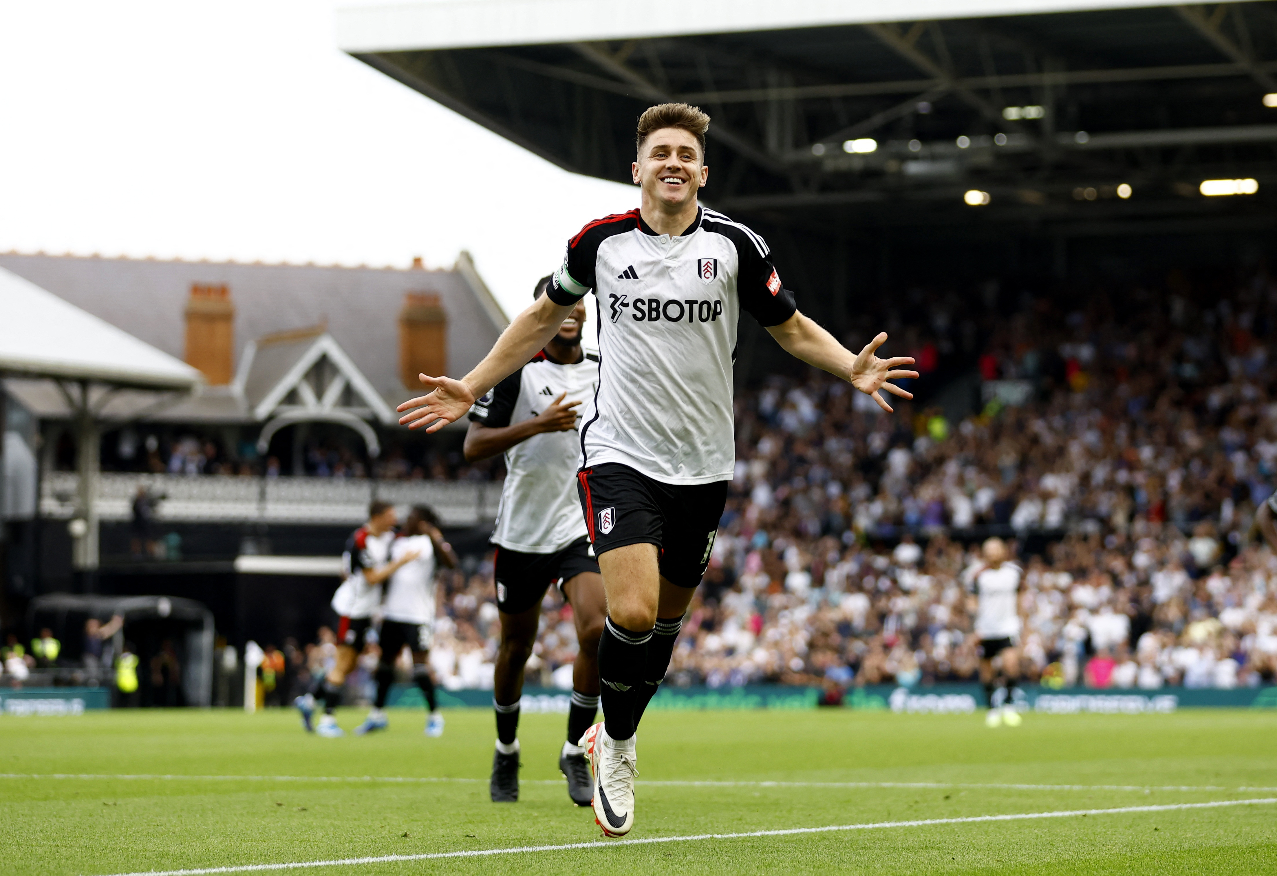 Fulham beat Sheffield United 3-1 after horror injury to Basham | Reuters