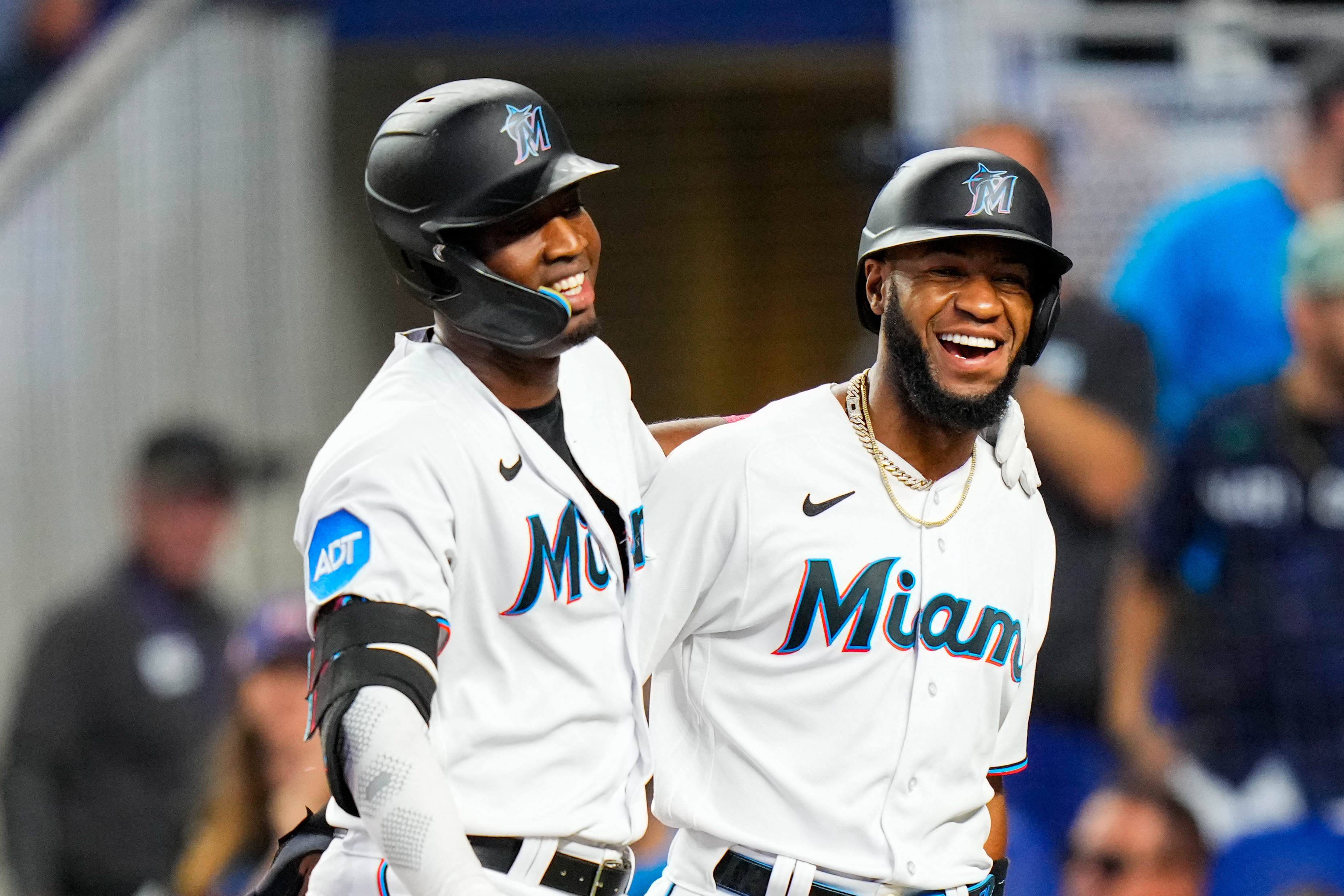 Bryan De La Cruz of the Miami Marlins advances to third base against  News Photo - Getty Images