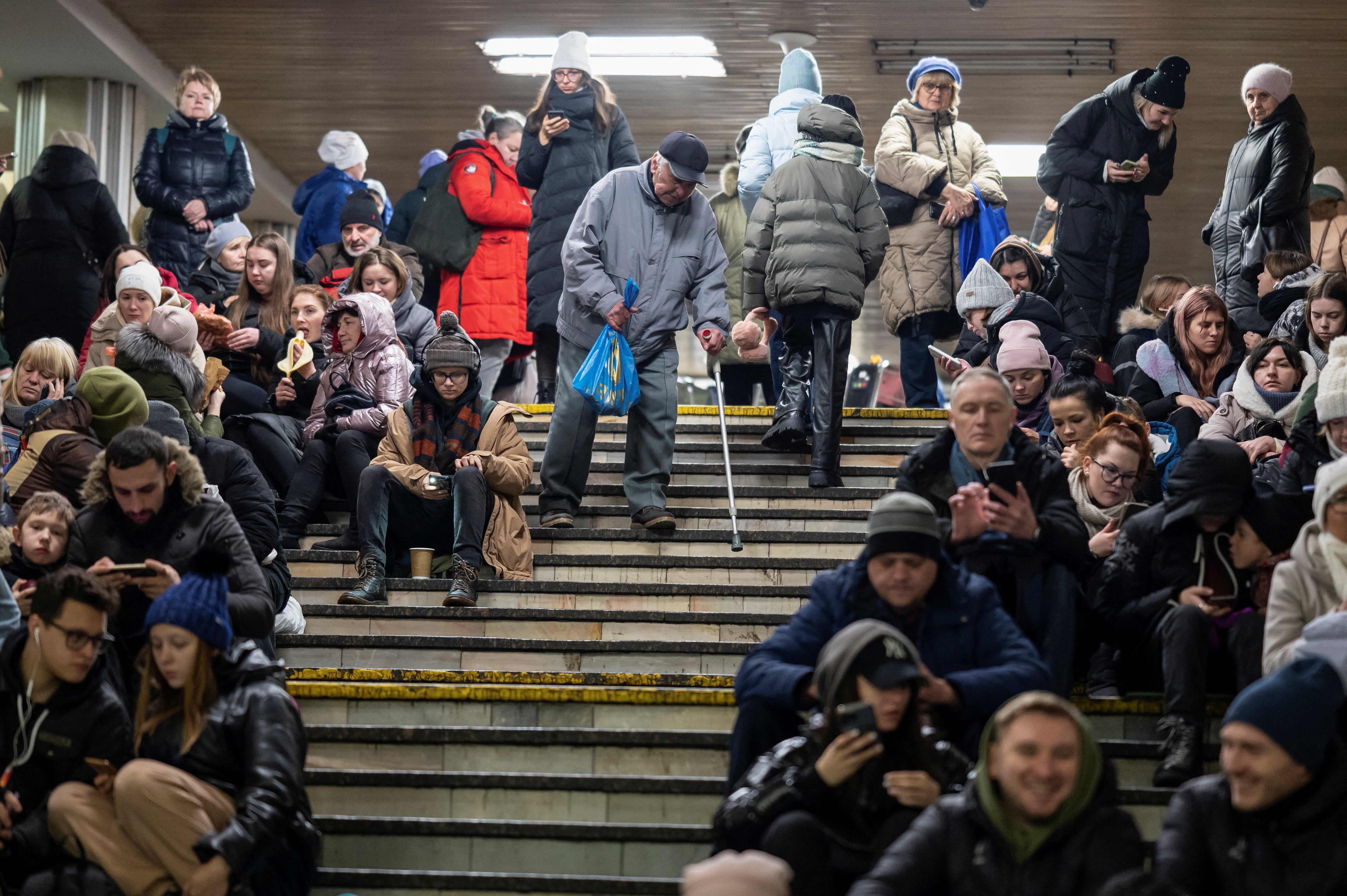 Почему сегодня была тревога. Люди в метро. Люди в метро в Киеве. Тревога в Украине сейчас. Тревога в Киеве сейчас.