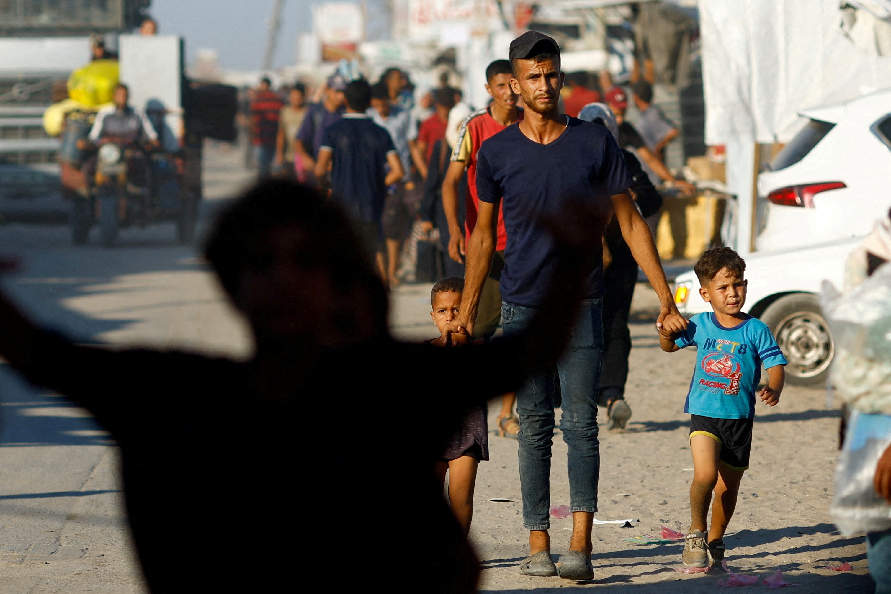 Foto de arquivo: Palestinos deslocados seguem após fugirem da parte ocidental de Khan Yunis, seguindo uma ordem de evacuação emitida pelo exército israelense, em meio a um conflito entre Israel e o Hamas, na parte central de Khan Yunis, sul da Faixa de Gaza, 21 de agosto, 2024. REUTERS/Mohamed Salem