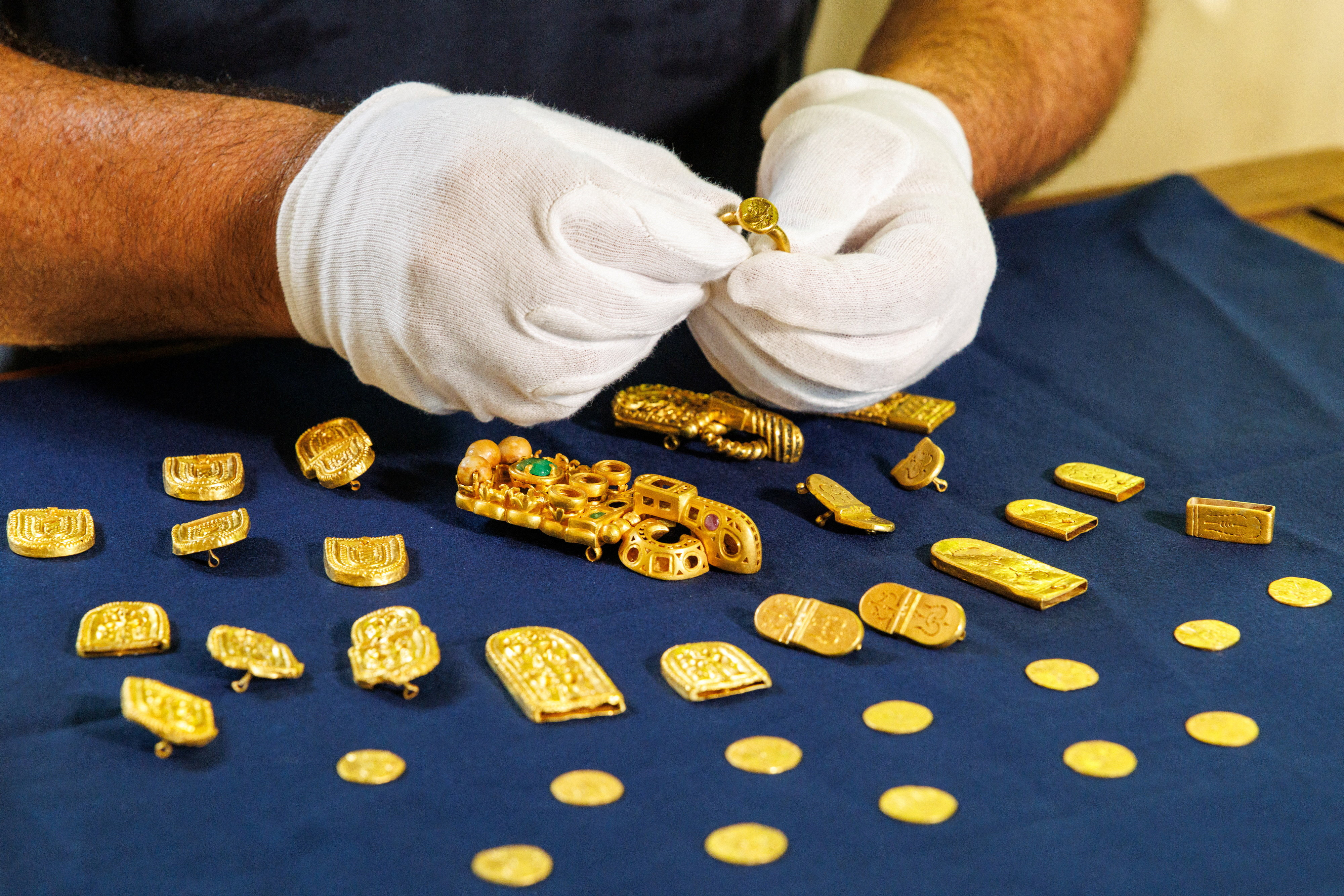 Byzantine gold objects help archaeologists uncover past of ship