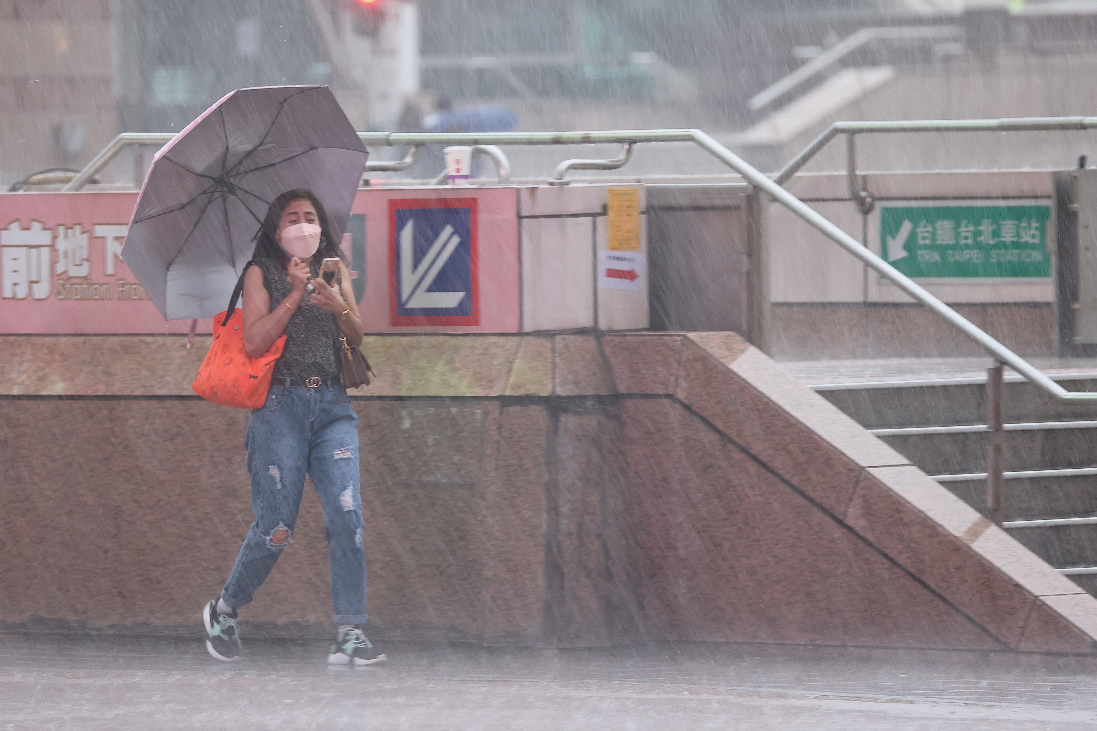 Typhoon Chanthu brings winds and rain in Taipei