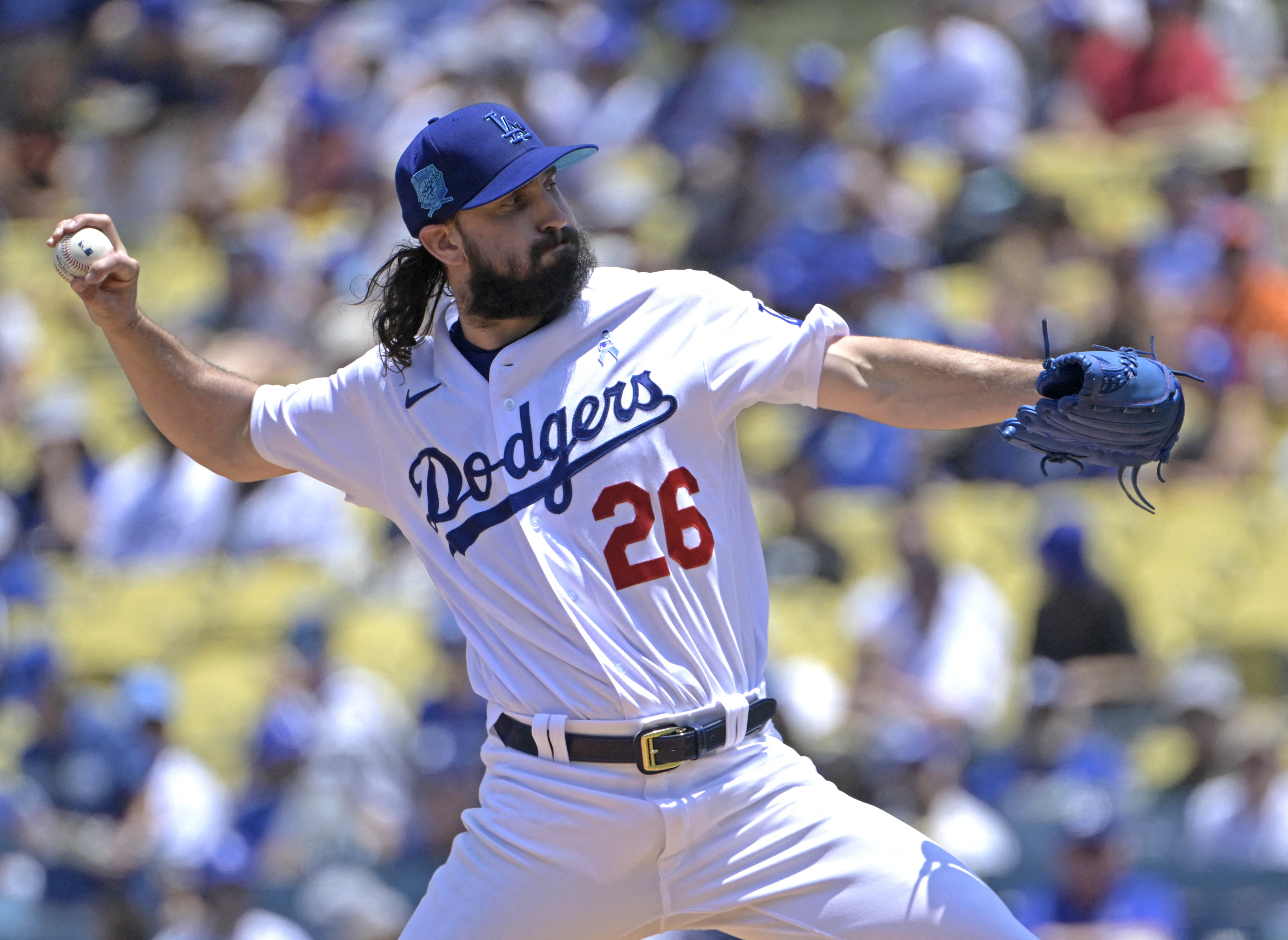 Giants finish off rare sweep of Dodgers in Los Angeles with 7-3 win